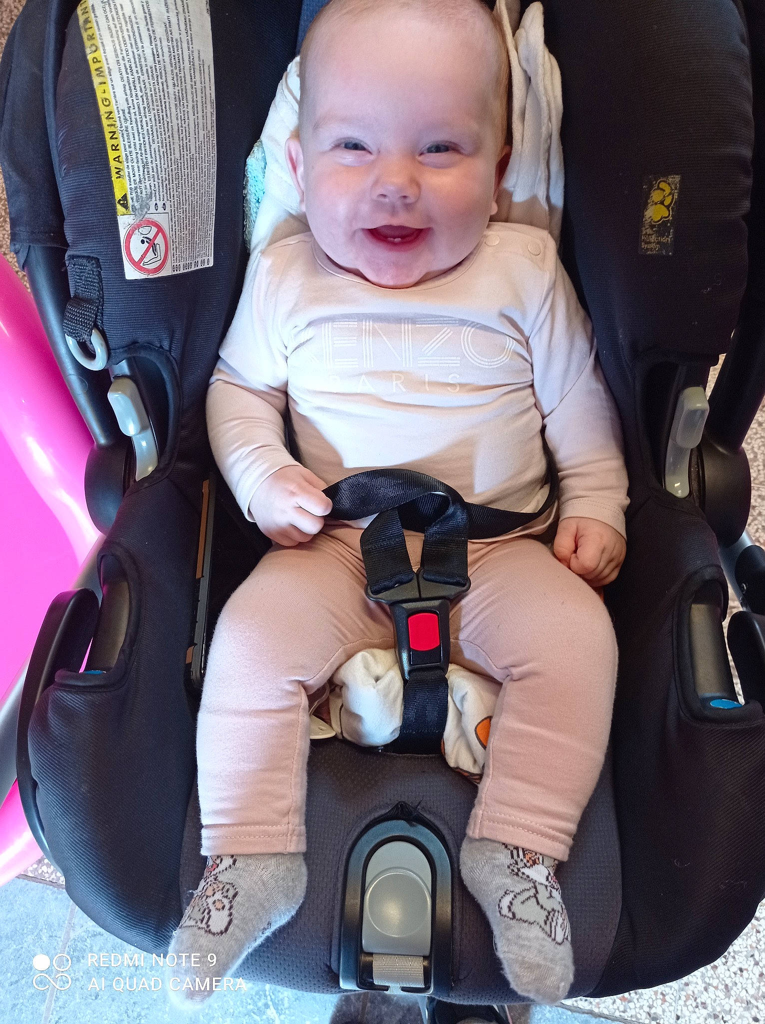 Peytone participe au concours pour gagner de l'argent avec cette photo : auto_part, baby, baby_carriage, baby_toddler_clothing, black, car_seat, comfort, flash_photography, fun, knee, lap, leg, person, photograph, product, smile, snapshot, sneakers, thigh, toddler