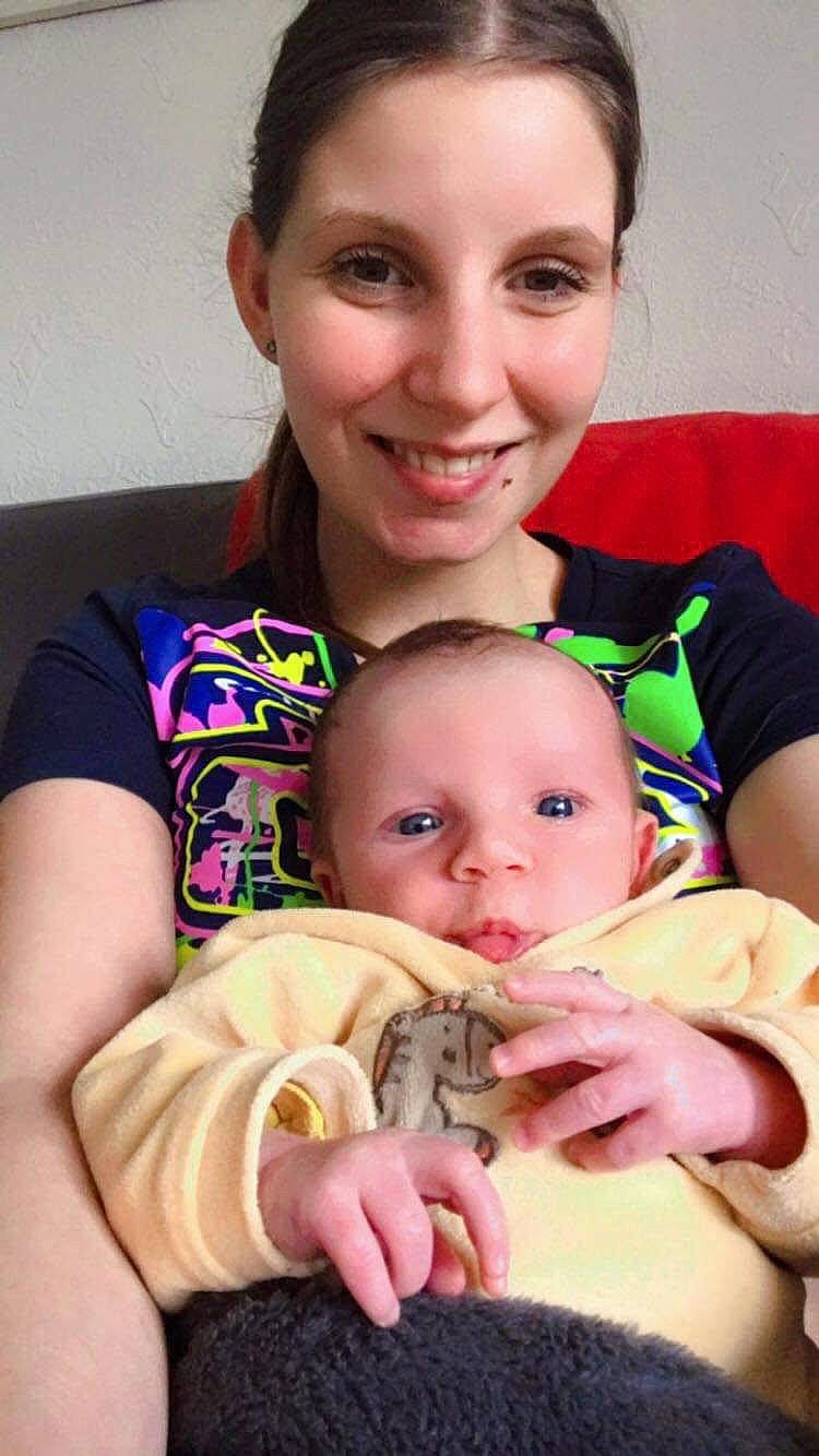 Giovanni participe au concours pour gagner de l'argent avec cette photo : abdomen, baby, chair, cheek, child, comfort, event, eye, fun, hand, happy, human_body, iris, joy, mouth, nose, person, sitting, skin, smile