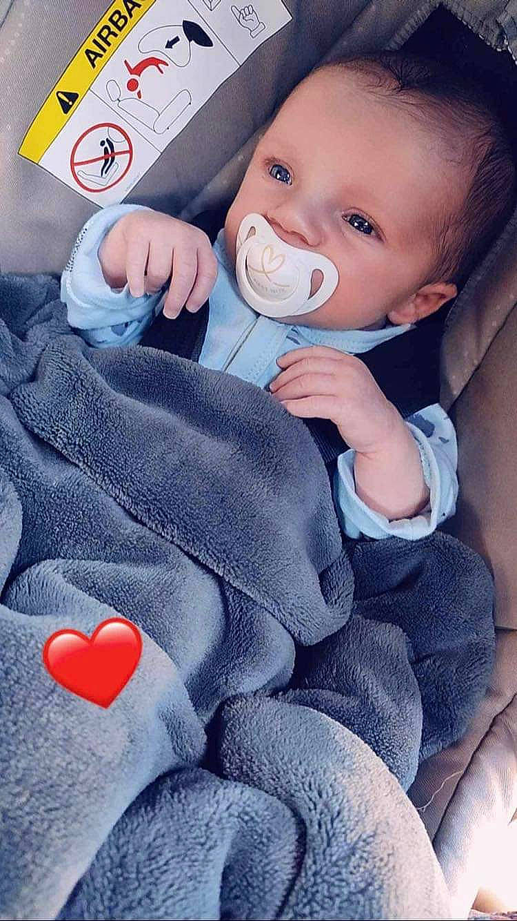 Giovanni a rejoint le concours — aidez-le/la à gagner de superbes lots ! baby, baby_in_car_seat, baby_sleeping, baby_toddler_clothing, beauty, cheek, comfort, finger, gesture, mouth, nail, nose, organ, person, product, skin, sleeve, textile, thumb, toddler