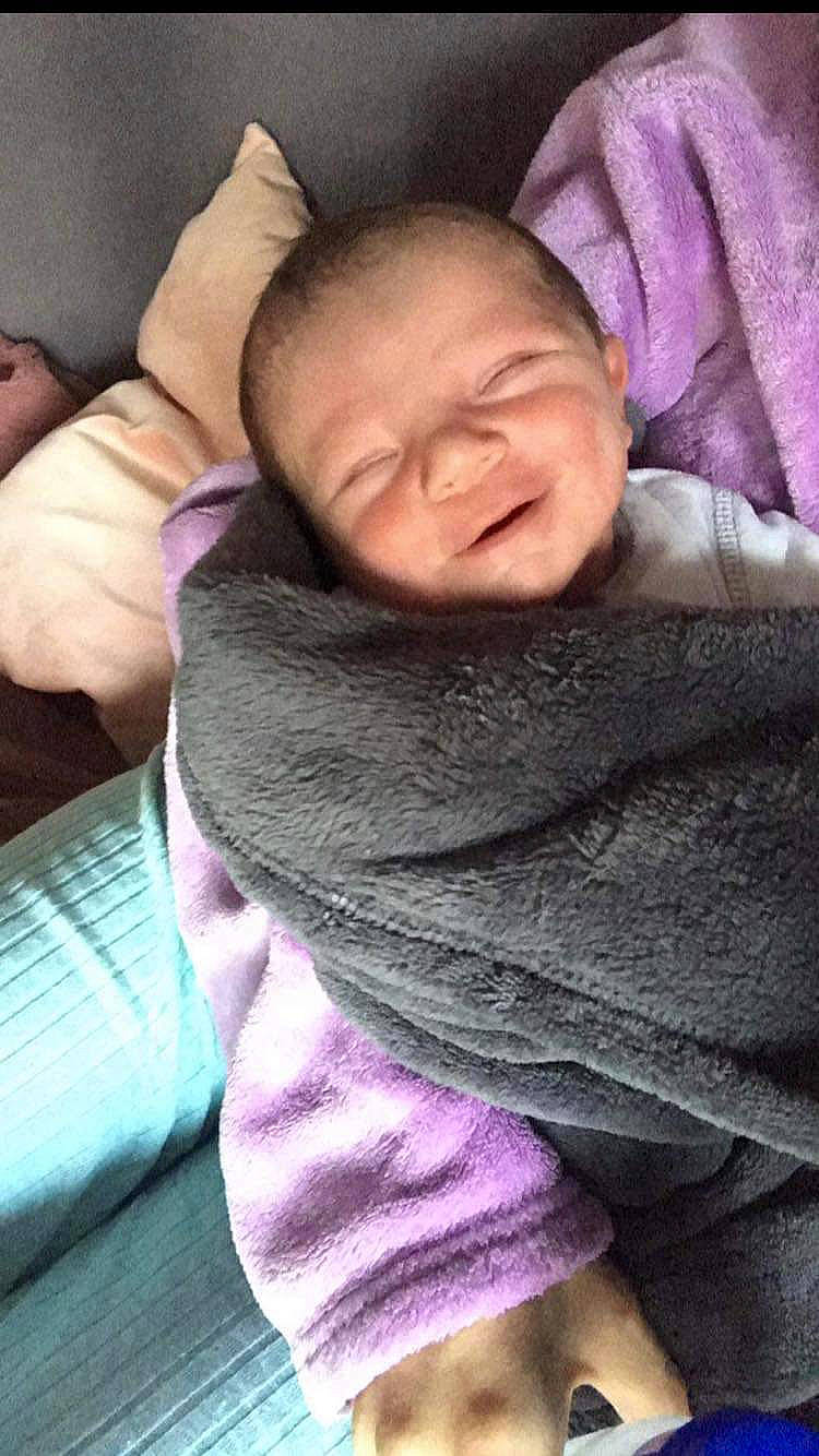 Giovanni a rejoint le concours — aidez-le/la à gagner de superbes lots ! baby, cheek, child, comfort, eyebrow, finger, happy, linens, magenta, mouth, neck, nose, person, pink, sitting, skin, sleeve, smile, thumb, toddler