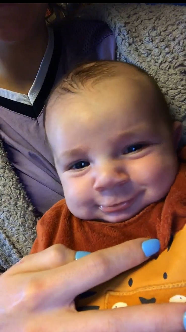 Giovanni a rejoint le concours — aidez-le/la à gagner de superbes lots ! baby, cheek, chin, ear, eye, eyebrow, facial_expression, finger, forehead, gesture, hair, happy, head, human, iris, lip, mouth, nose, person, skin