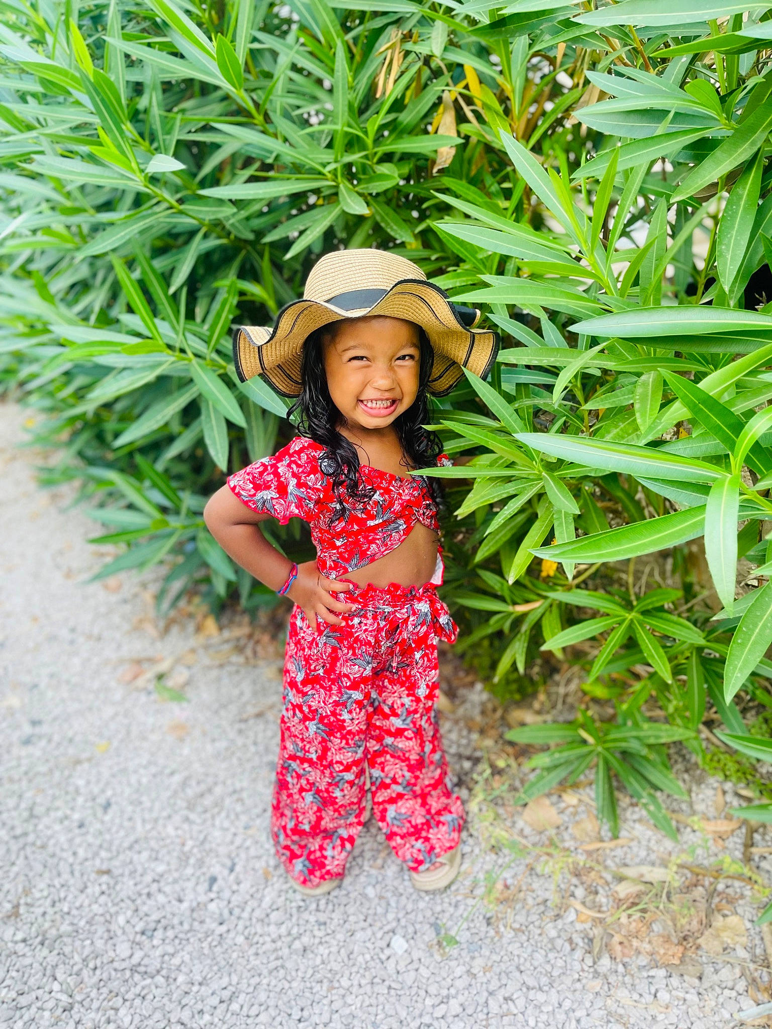 Louna participe au concours pour gagner de l'argent avec cette photo : agriculture, baby_toddler_clothing, botany, fashion_accessory, field, flowering_plant, grass, grass_family, groundcover, happy, hat, headgear, headwear, joy, people_in_nature, person, plant, plantation, shrub, smile