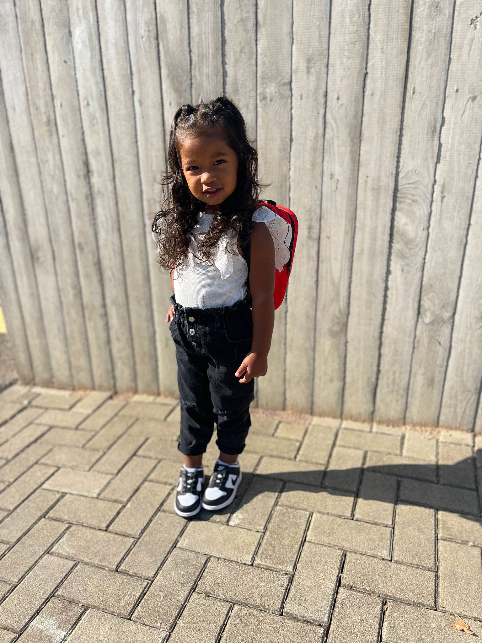 Louna a rejoint le concours — aidez-le/la à gagner de superbes lots ! child, clothing, denim, fashion_design, flooring, human_leg, magenta, outerwear, pattern, person, road_surface, shadow, sitting, sleeve, street, t_shirt, thigh, toddler, waist, wood