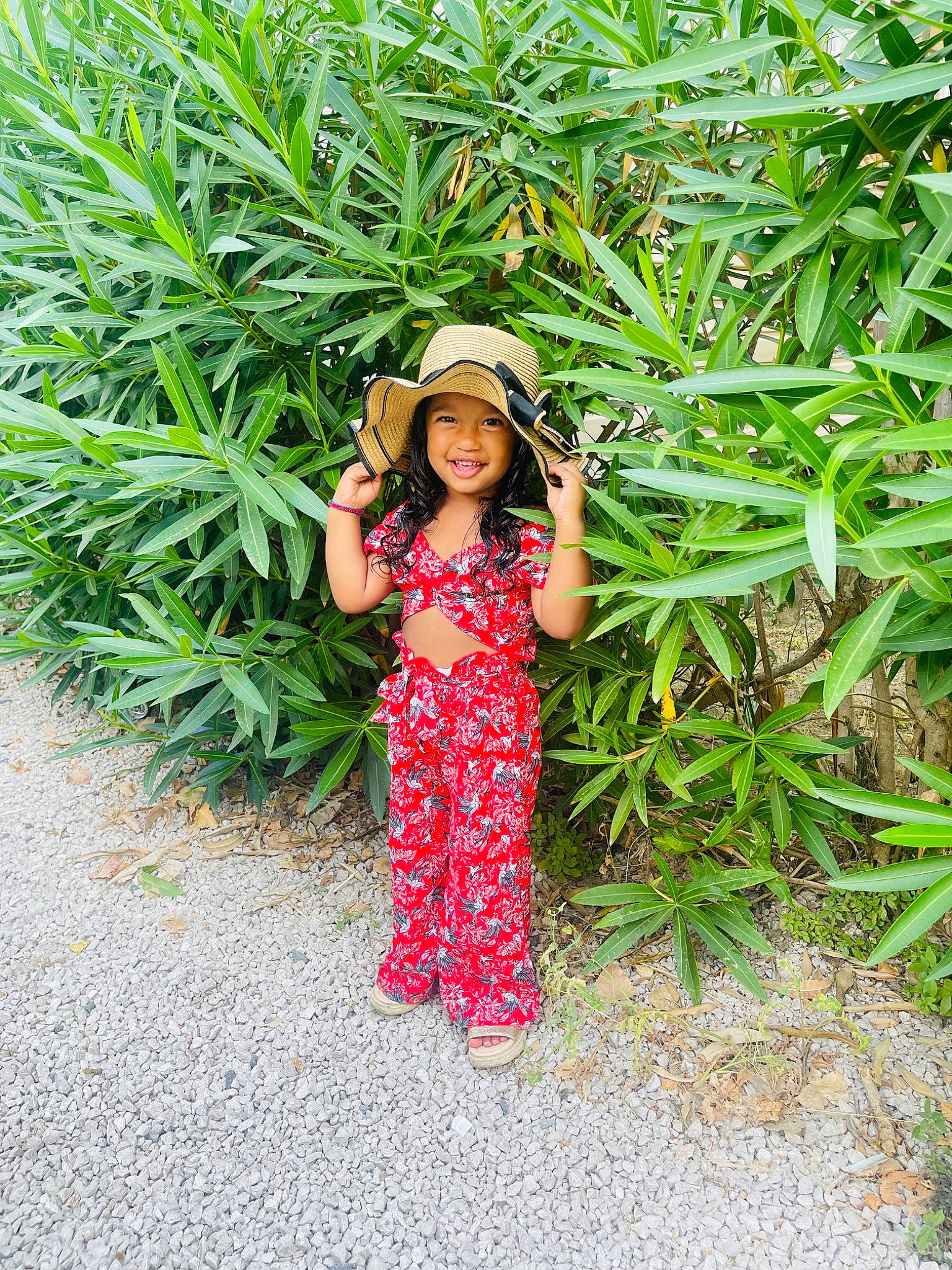 Louna participe au concours pour gagner de l'argent avec cette photo : agriculture, child, farmer, field, grass, happy, hat, headwear, joy, landscape, magenta, pattern, people_in_nature, person, plant, plantation, shrub, smile, sun_hat, sunglasses