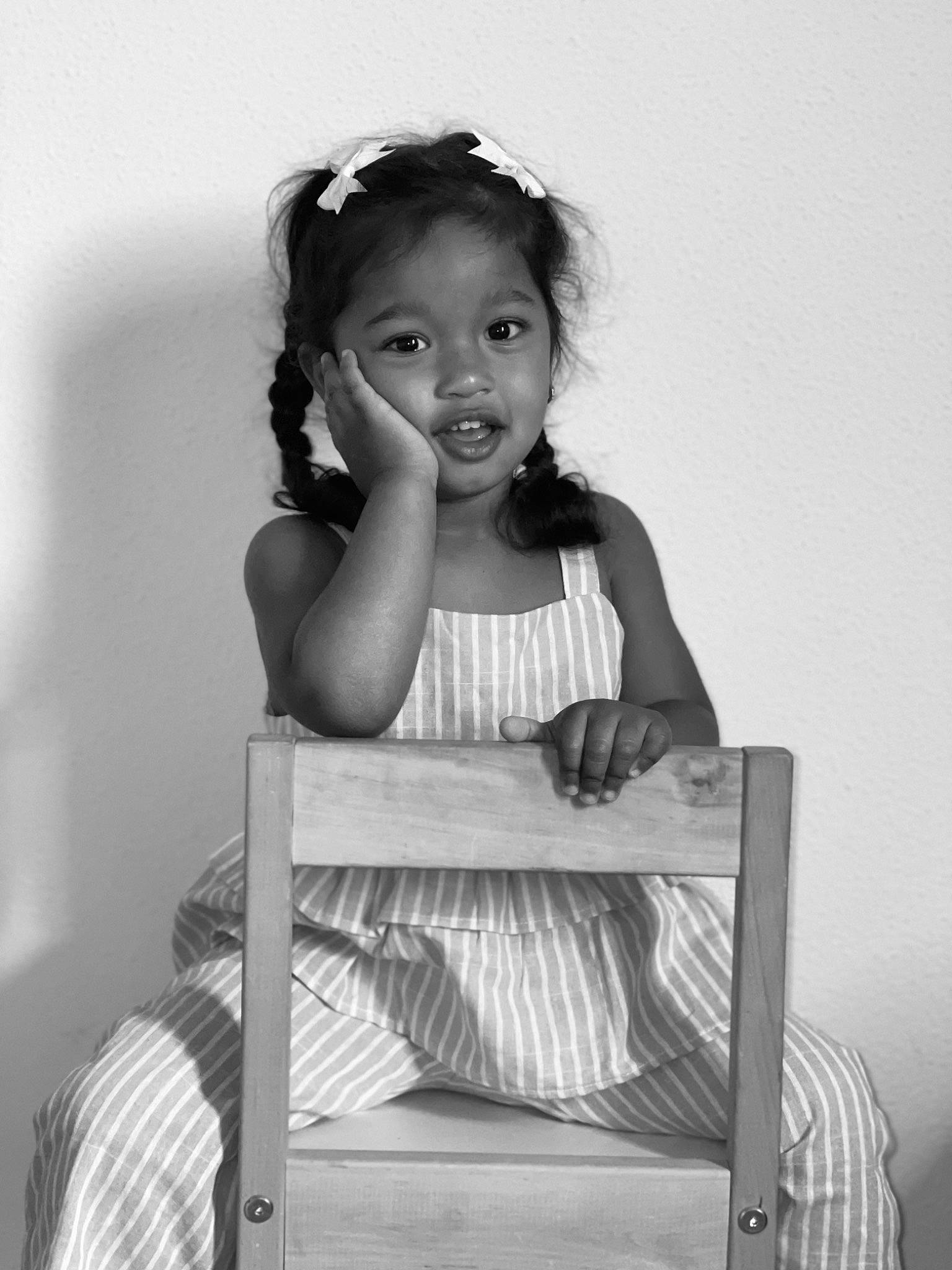 Louna participe au concours pour gagner de l'argent avec cette photo : arm, beauty, black, black_and_white, black_hair, child, comfort, elbow, flash_photography, fun, hair, happy, human_body, iris, monochrome, monochrome_photography, person, sitting, style, toddler