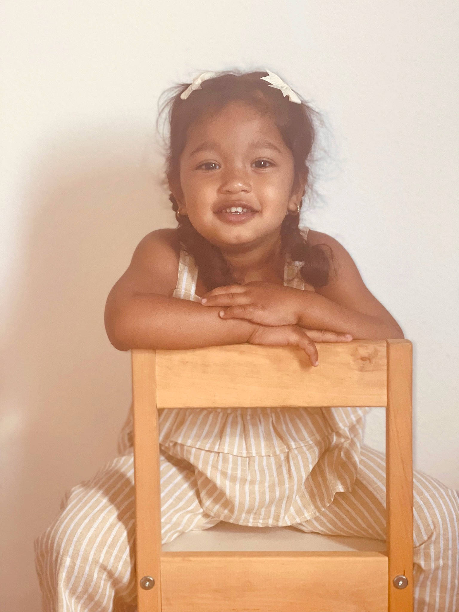 Louna a rejoint le concours — aidez-le/la à gagner de superbes lots ! black_hair, chair, child, comfort, elbow, eyebrow, eyelash, flash_photography, fun, hair, happy, hardwood, iris, person, portrait_photography, room, sitting, smile, toddler, wood