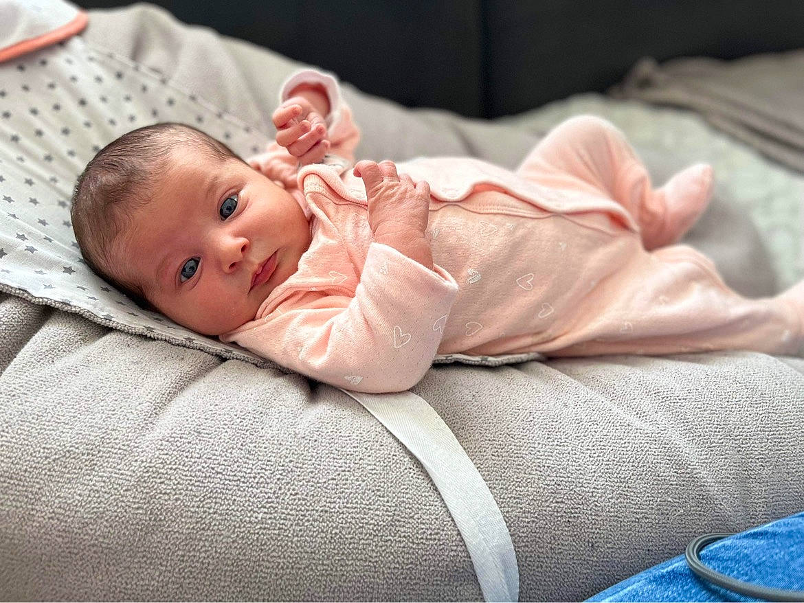 Lou participe au concours pour gagner de l'argent avec cette photo : baby, baby_toddler_clothing, bedding, bedtime, carmine, cheek, child, comfort, flash_photography, flesh, flooring, grass, hat, linens, lip, person, portrait_photography, room, sitting, toddler