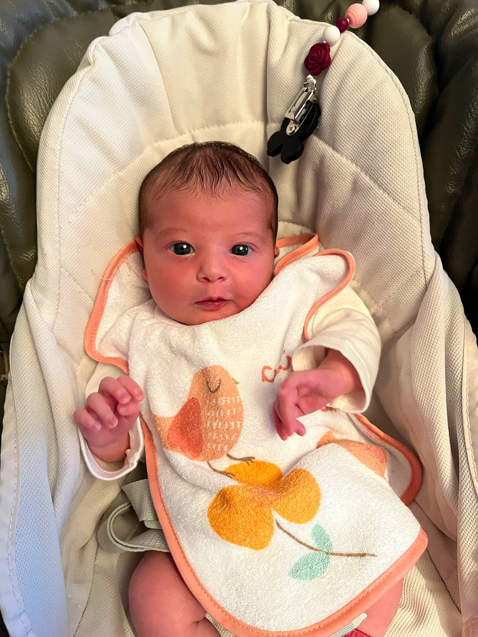 Lou participe au concours pour gagner de l'argent avec cette photo : baby, baby_carriage, baby_products, baby_safety, baby_sleeping, baby_toddler_clothing, bib, cheek, child, comfort, linens, nail, peach, person, product, sitting, skin, sleeve, textile, toddler