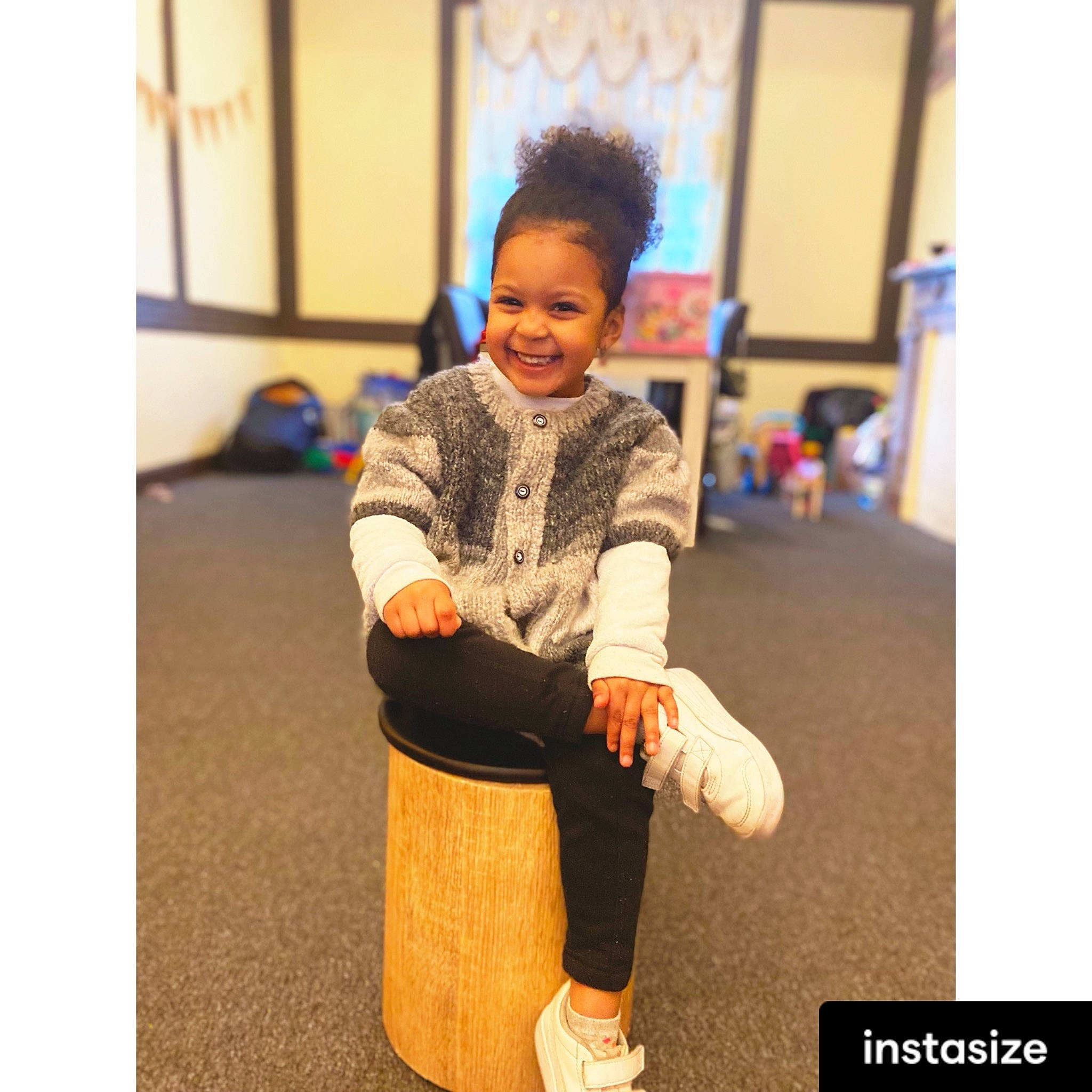 Inahya Penda a rejoint le concours — aidez-le/la à gagner de superbes lots ! baby_toddler_clothing, electric_blue, flooring, footwear, fun, happy, joy, knee, leg, leisure, person, recreation, room, shoe, sitting, sleeve, smile, sneakers, sportswear, street_fashion