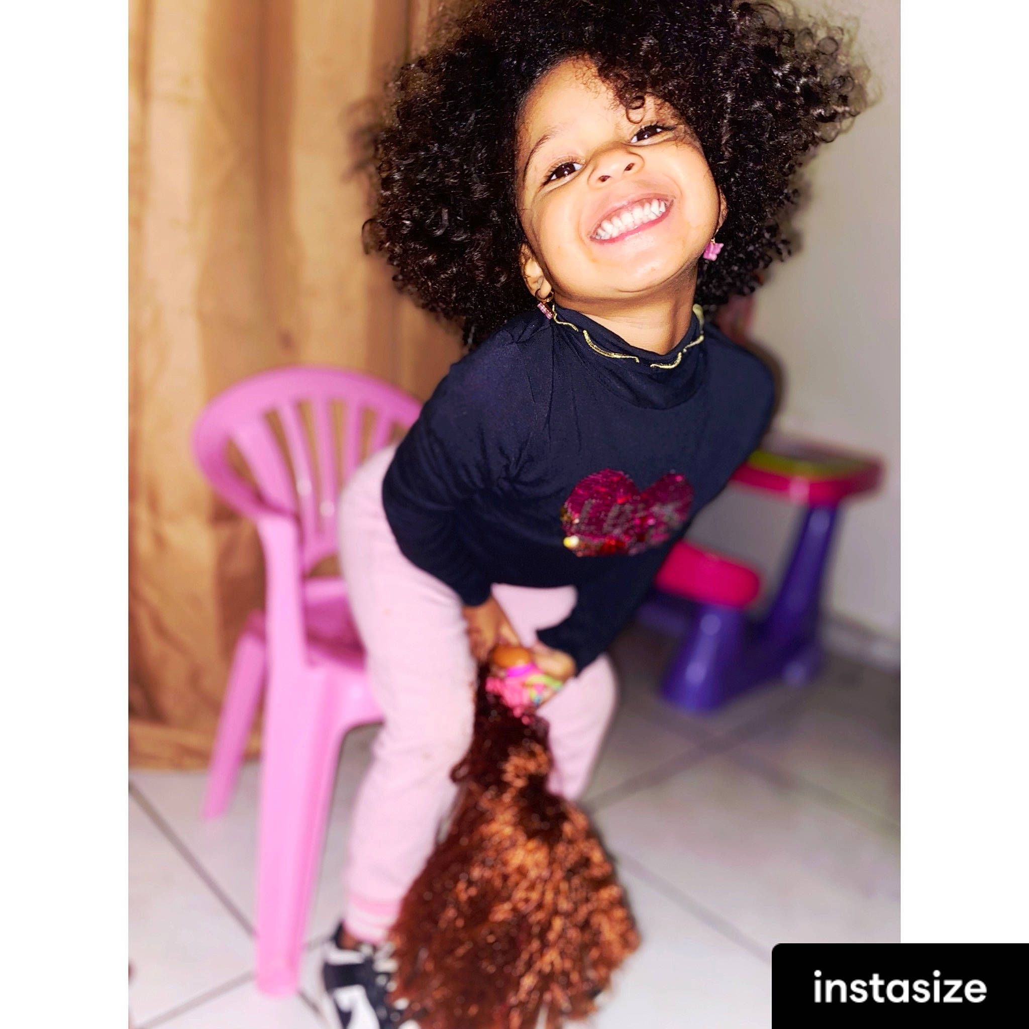 Inahya Penda a rejoint le concours — aidez-le/la à gagner de superbes lots ! afro, brown_hair, chair, child, fashion, fashion_accessory, fashion_design, fur, happy, jheri_curl, joy, magenta, person, pink, purple, sitting, sleeve, smile, street_fashion, thigh