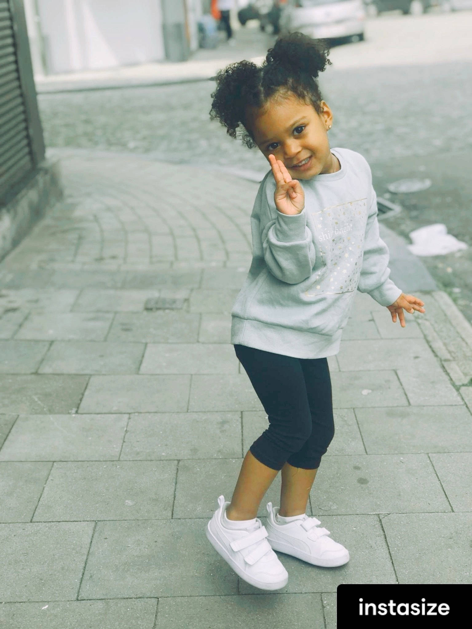 Inahya Penda a rejoint le concours — aidez-le/la à gagner de superbes lots ! asphalt, black, cool, face, footwear, hairstyle, happy, human, joint, joy, knee, person, shorts, sidewalk, smile, sneakers, standing, street_fashion, style, summer