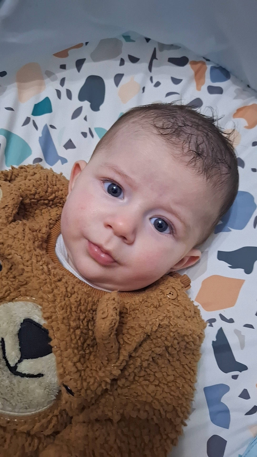 Lylian participe au concours pour gagner de l'argent avec cette photo : baby, baby_toddler_clothing, cheek, child, chin, comfort, eye, eyebrow, head, iris, linens, lip, nose, pattern, person, skin, sleeve, textile, toddler, wood