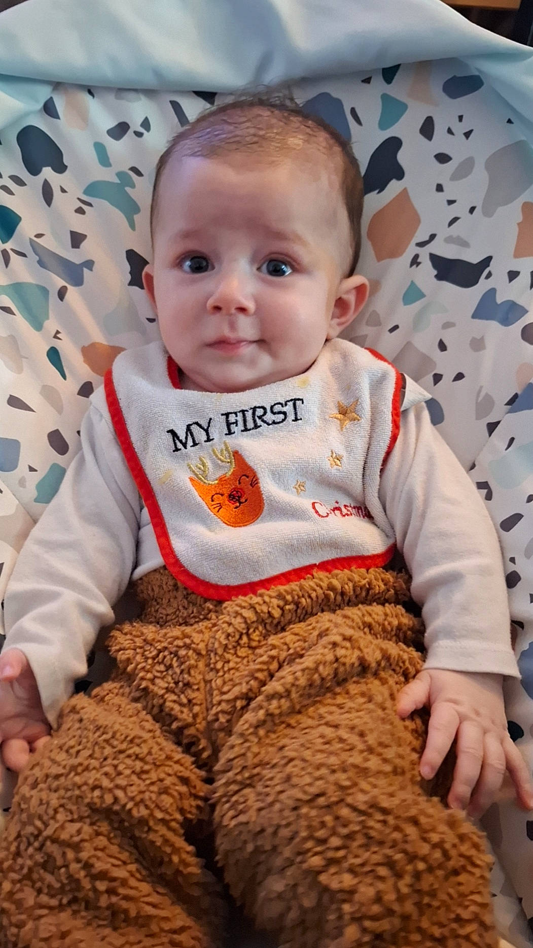 Lylian participe au concours pour gagner de l'argent avec cette photo : baby, baby_toddler_clothing, cheek, child, eye, face, facial_expression, happy, head, human, nose, organ, person, sitting, skin, sleeve, standing, t_shirt, textile, toddler