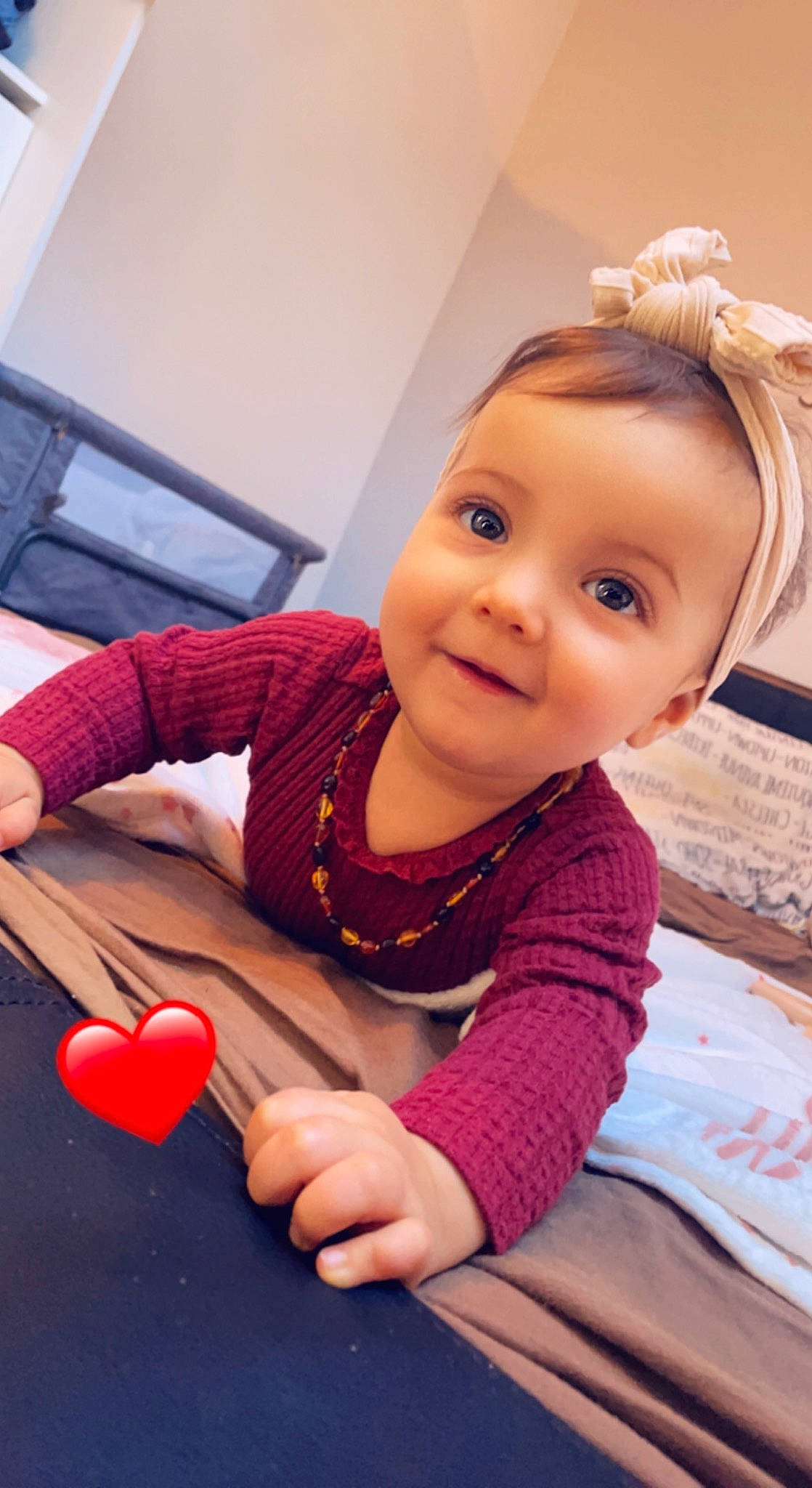 Maylee a rejoint le concours — aidez-le/la à gagner de superbes lots ! arm, baby_playing_with_toys, baby_toddler_clothing, cheek, child, facial_expression, finger, flooring, fun, happy, indoor_games_and_sports, joy, pattern, person, room, sitting, skin, smile, table_tennis_racket, toddler