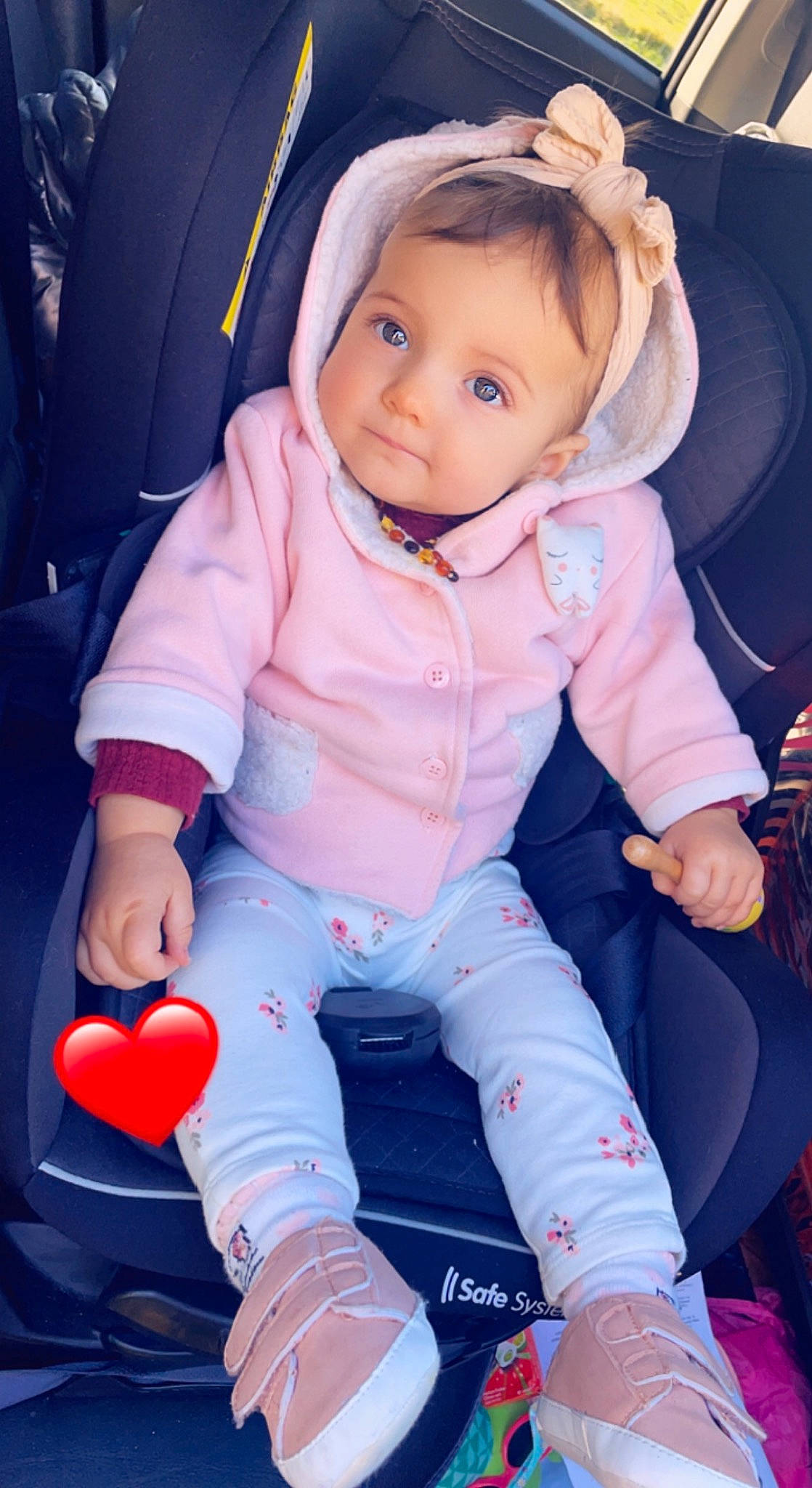 Maylee a rejoint le concours — aidez-le/la à gagner de superbes lots ! baby, baby_carriage, baby_products, baby_toddler_clothing, cheek, child, comfort, electric_blue, finger, fun, happy, human_leg, leisure, person, product, sitting, skin, smile, thigh, toddler