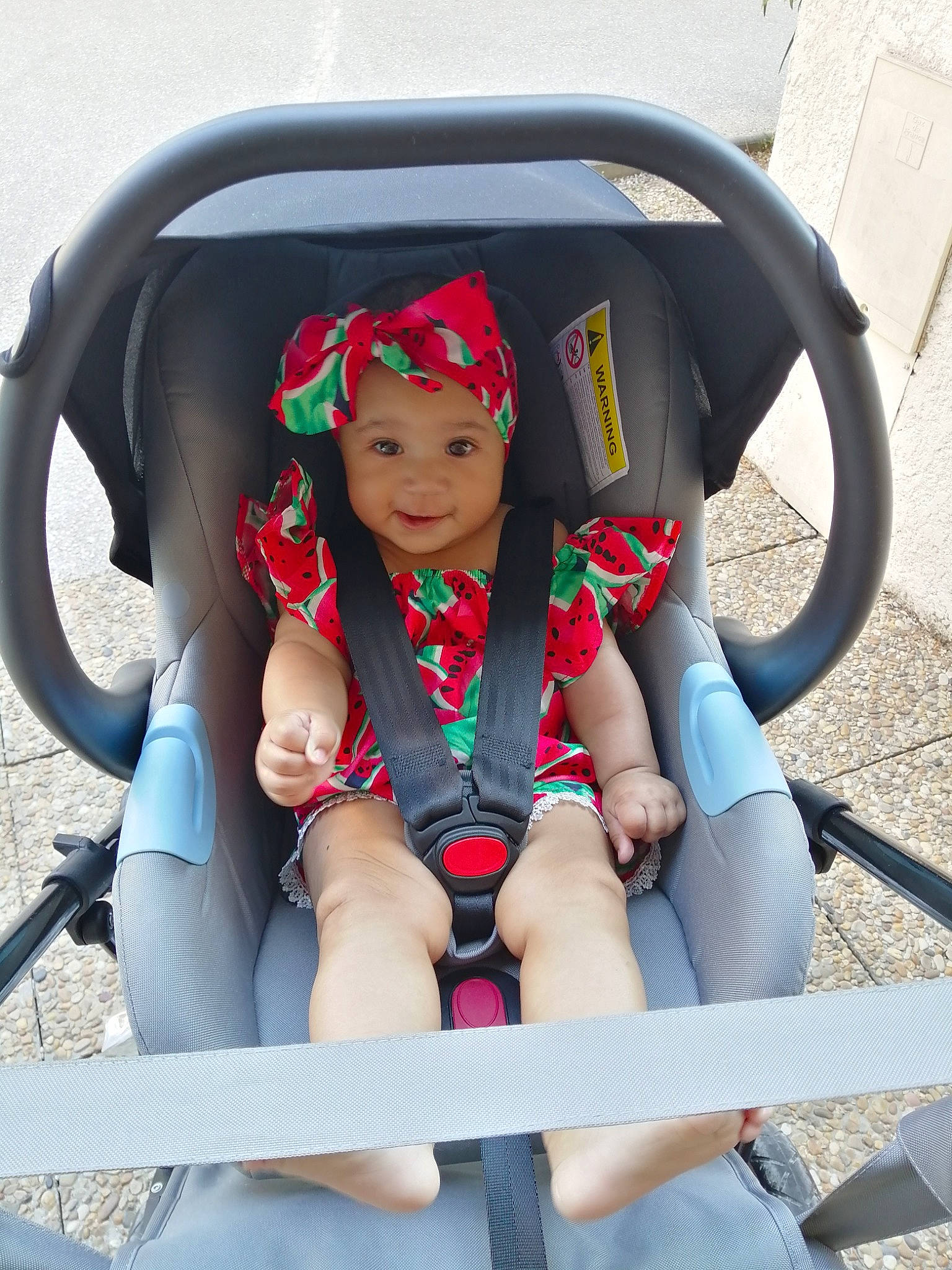 Rozenn participe au concours pour gagner de l'argent avec cette photo : auto_part, baby, baby_products, car, child, fictional_character, fun, headwear, person, playground, product, sitting, smile, steering_wheel, toddler, vacation, vehicle