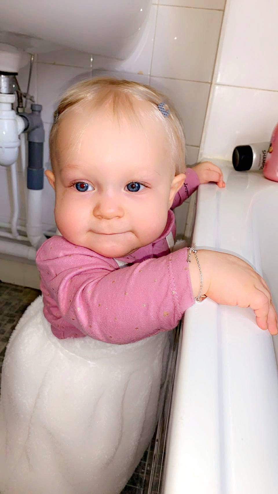 Karla a rejoint le concours — aidez-le/la à gagner de superbes lots ! baby, baby_toddler_clothing, cheek, child, eye, eyebrow, eyelash, gas, gesture, happy, iris, kitchen_appliance, lip, material_property, nose, person, pink, skin, sleeve, smile