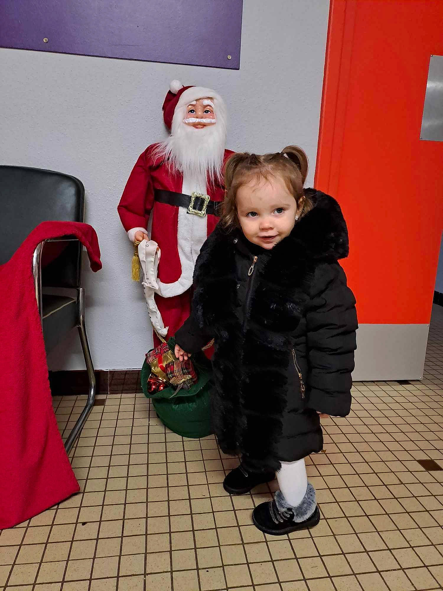Allyson a rejoint le concours — aidez-le/la à gagner de superbes lots ! boot, child, christmas, event, fictional_character, flooring, fun, happy, hat, holiday, lap, leg, person, room, santa_claus, shoe, smile, sneakers, standing, toddler