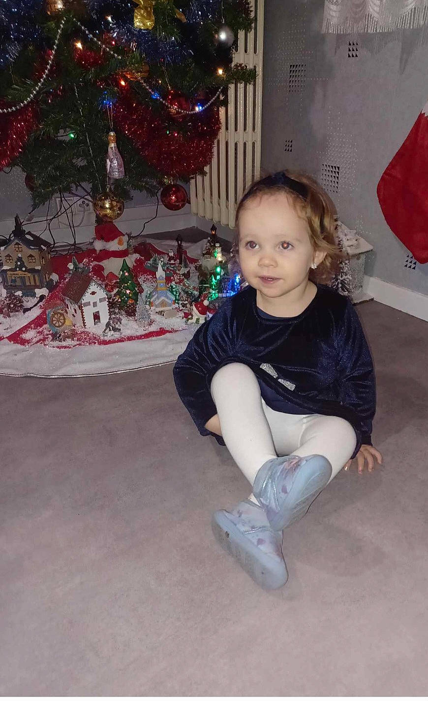Allyson a rejoint le concours — aidez-le/la à gagner de superbes lots ! baby_toddler_clothing, child, christmas_decoration, christmas_tree, event, flooring, fun, happy, holiday, human_leg, knee, leg, ornament, person, sitting, sleeve, smile, t_shirt, thigh, toddler