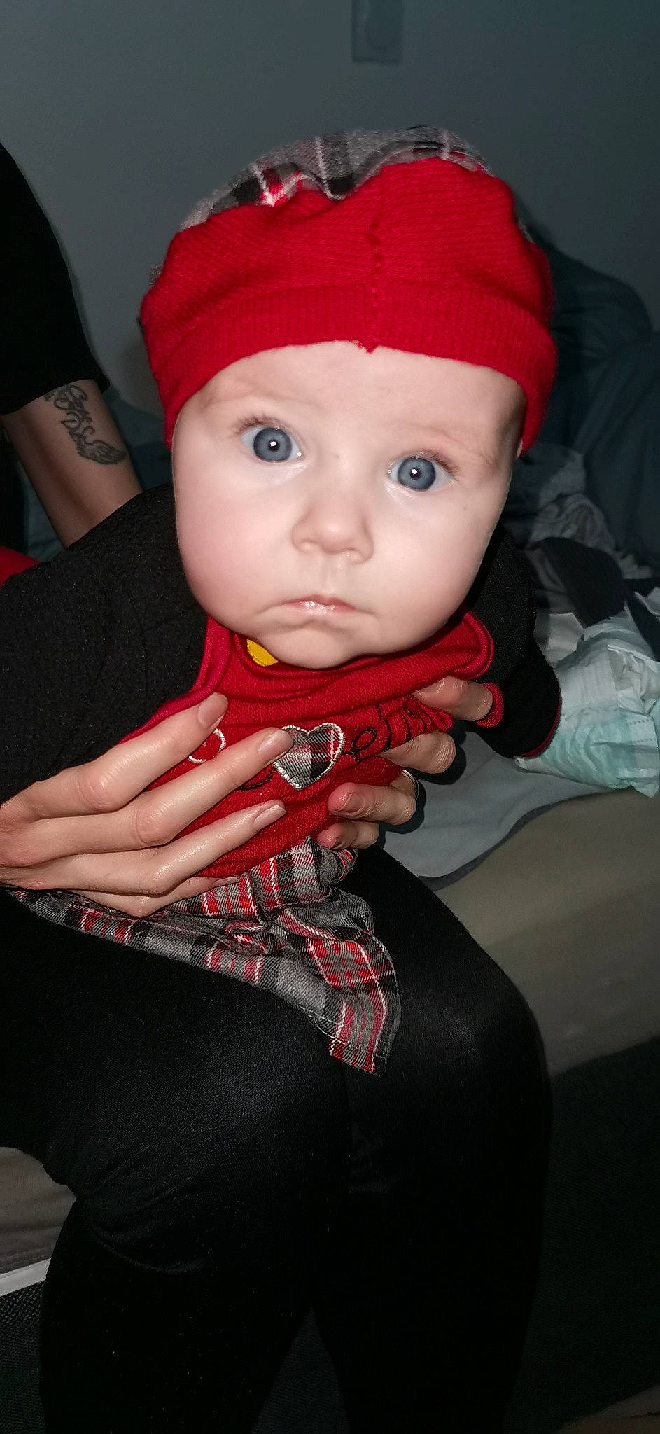 Mélina participe au concours pour gagner de l'argent avec cette photo : baby, baby_toddler_clothing, beanie, cap, carmine, cheek, child, christmas, costume_hat, eye, fashion_accessory, hand, hat, headwear, holiday, knit_cap, lip, nail, person, red