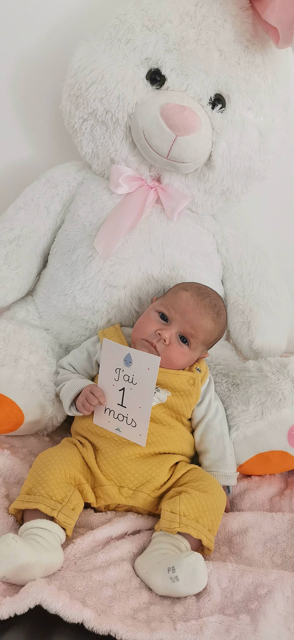Mélina a rejoint le concours — aidez-le/la à gagner de superbes lots ! baby, baby_products, baby_sleeping, baby_toddler_clothing, baby_toys, cheek, child, comfort, fur, happy, linens, person, pink, plush, room, sitting, skin, stuffed_toy, teddy_bear, toddler