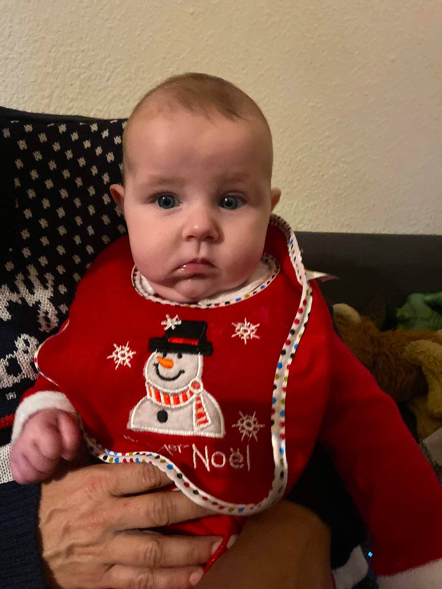 Mélina participe au concours pour gagner de l'argent avec cette photo : baby, baby_toddler_clothing, carmine, cheek, chest, collar, comfort, elbow, eye, finger, lip, nail, neck, pattern, person, sitting, sleeve, t_shirt, thigh, thumb