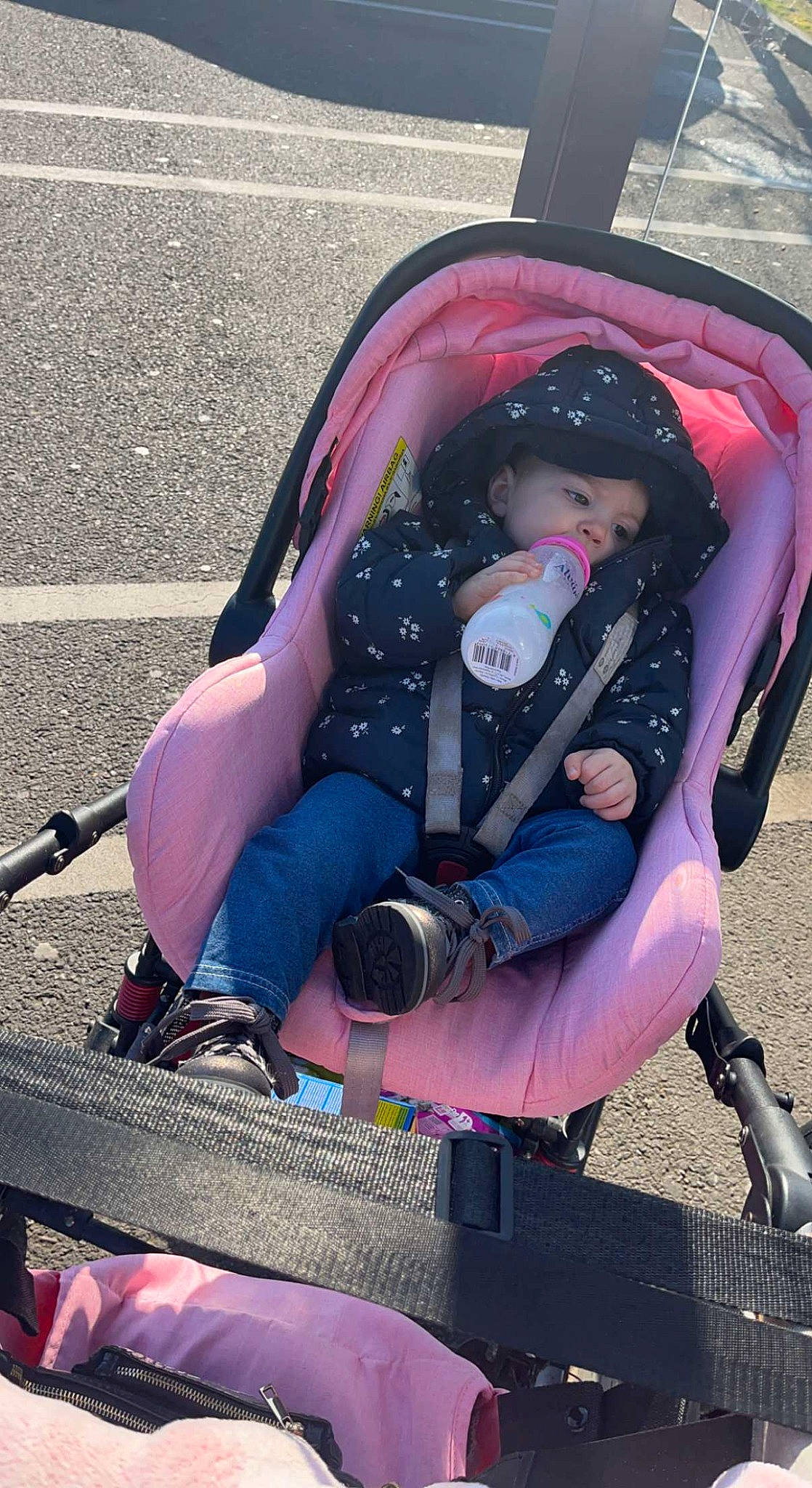 Mayline a rejoint le concours — aidez-le/la à gagner de superbes lots ! asphalt, auto_part, baby_carriage, baby_products, bag, child, comfort, electric_blue, fashion_accessory, fun, grass, headwear, lap, leisure, magenta, person, personal_protective_equipment, recreation, sitting, toddler