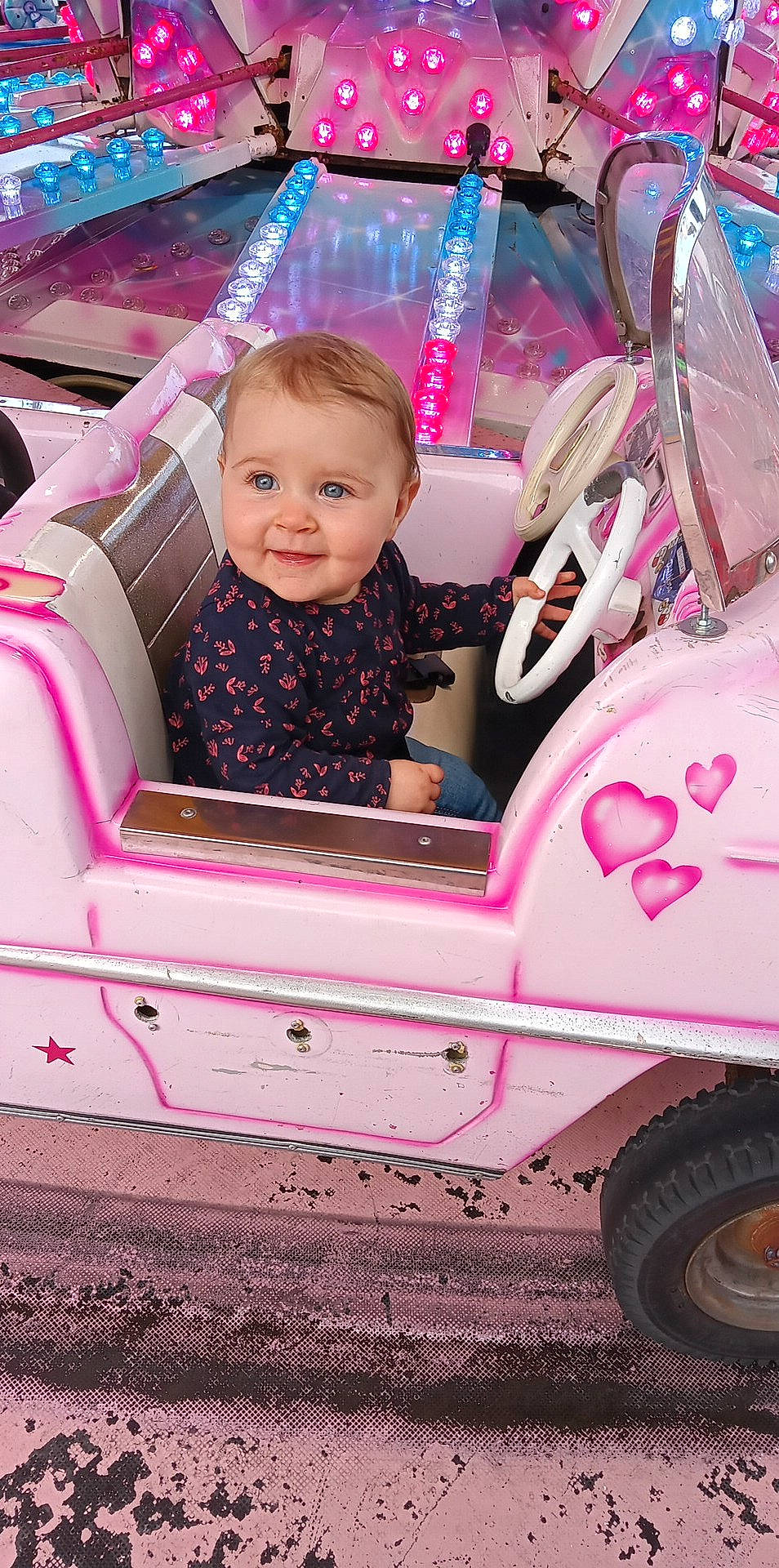 Louna a rejoint le concours — aidez-le/la à gagner de superbes lots ! automotive_design, automotive_tire, baby_toddler_clothing, blue, child, fun, green, happy, joy, magenta, mode_of_transport, motor_vehicle, person, photograph, pink, product, red, smile, tire, toddler