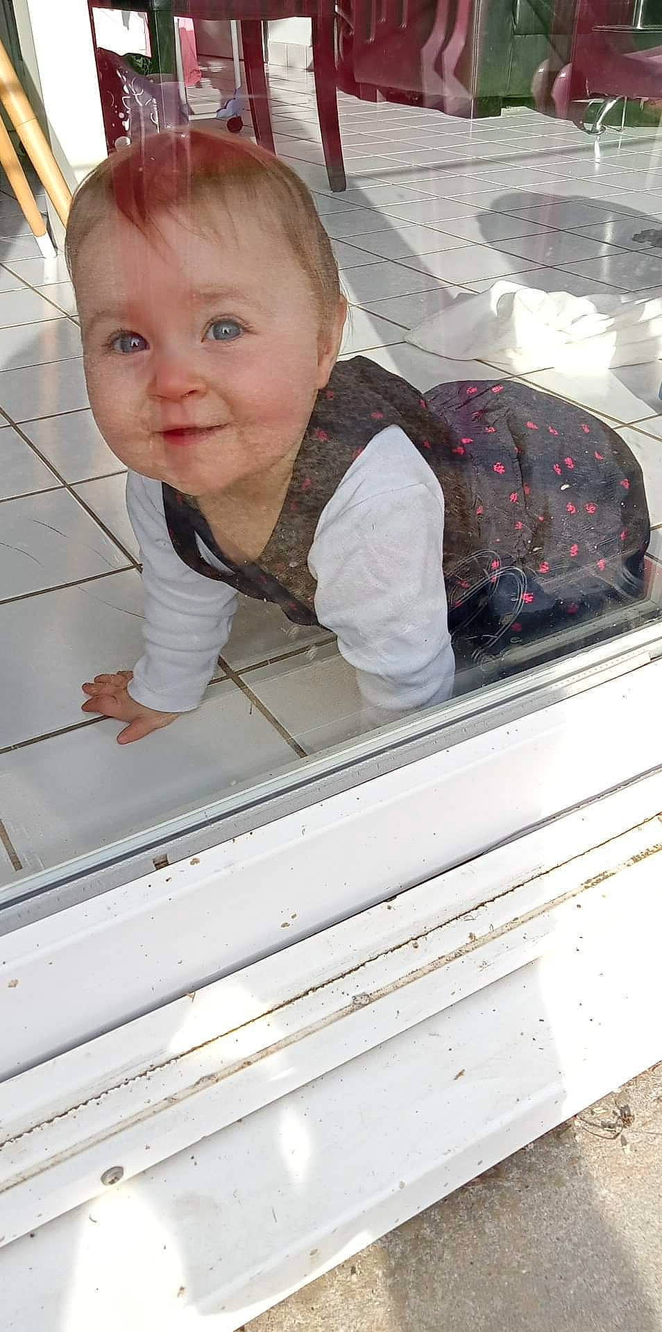 Louna participe au concours pour gagner de l'argent avec cette photo : automotive_exterior, baby, baby_products, baby_safety, baby_toddler_clothing, cheek, child, comfort, face, flooring, fun, hardwood, joy, linens, pattern, person, sitting, sleeve, smile, t_shirt