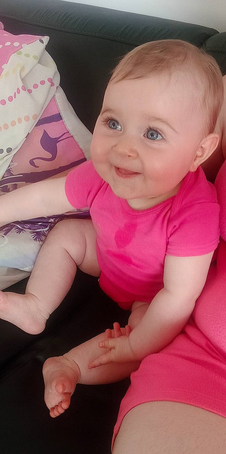 Louna a rejoint le concours — aidez-le/la à gagner de superbes lots ! baby, baby_toddler_clothing, cheek, face, finger, gesture, hand, happy, head, human_body, joy, leg, lip, magenta, neck, person, pink, skin, sleeve, smile