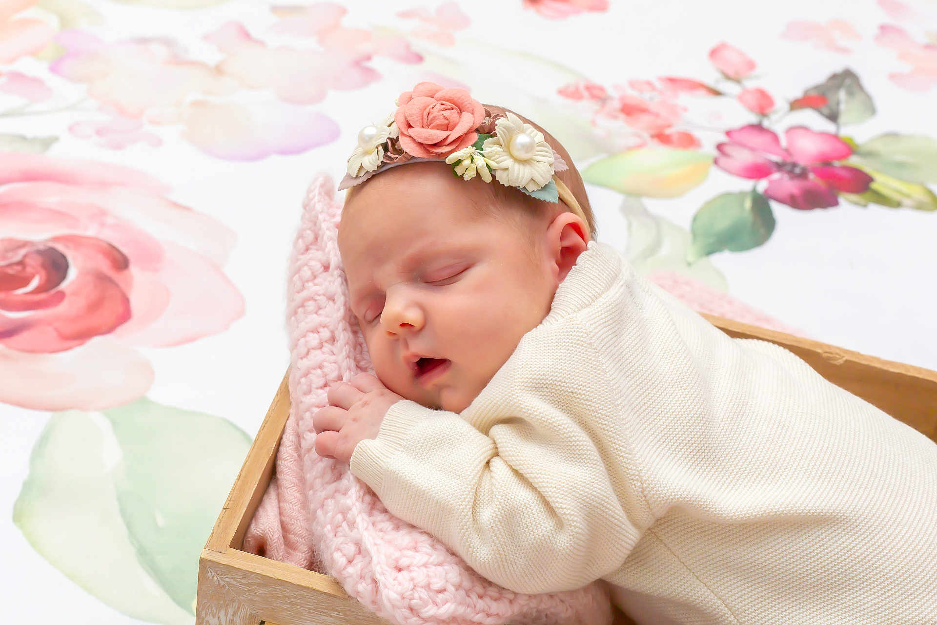 Victoire participe au concours pour gagner de l'argent avec cette photo : baby, sleeping, headband, flower, knitted_blanket, wooden_box, cream_sweater, peaceful, portrait, infant, cute, soft_texture, pink, white, closeup, cozy, indoors, newborn, resting, decorative_background