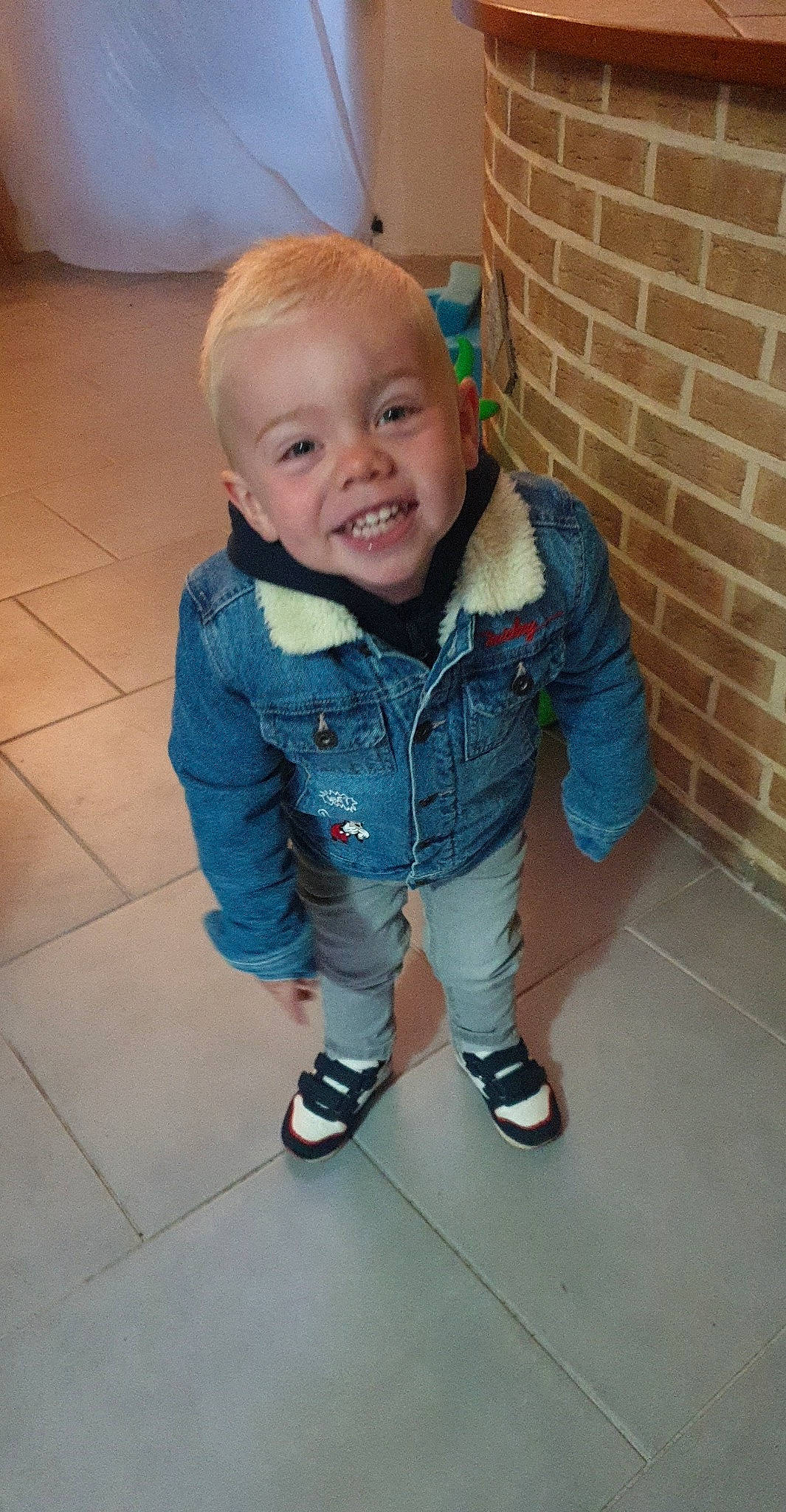 Raphaël participe au concours pour gagner de l'argent avec cette photo : arm, baby, baby_toddler_clothing, cheek, child, electric_blue, eye, face, floor, flooring, hair, happy, hardwood, head, joy, leg, nose, person, sleeve, smile