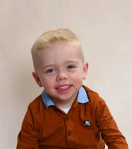 Raphaël a rejoint le concours — aidez-le/la à gagner de superbes lots ! baby_toddler_clothing, button, cheek, collar, dress_shirt, eye, happy, human_body, iris, jaw, joy, long_sleeved_t_shirt, neck, nose, person, portrait_photography, shirt, sitting, sleeve, smile