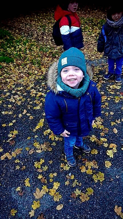 Raphaël participe au concours pour gagner de l'argent avec cette photo : cap, child, deciduous, electric_blue, face, grass, happy, headwear, jacket, joy, knit_cap, leaf, leisure, outerwear, people_in_nature, person, plant, smile, tints_and_shades, toddler