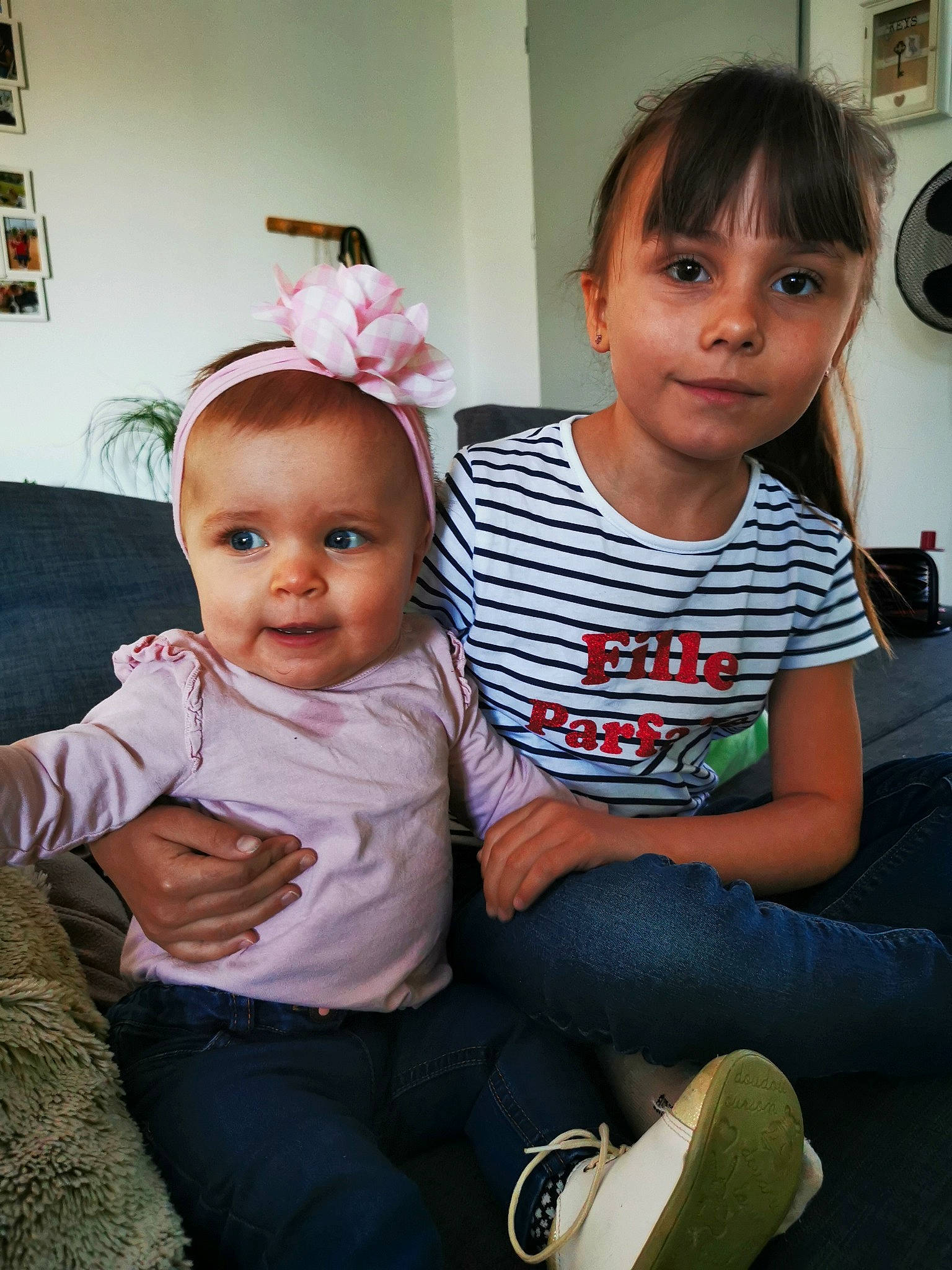 Kenzy participe au concours pour gagner de l'argent avec cette photo : baby, baby_toddler_clothing, cheek, child, chin, couch, event, facial_expression, fun, happy, human, iris, lap, leg, person, plant, sitting, skin, standing, t_shirt