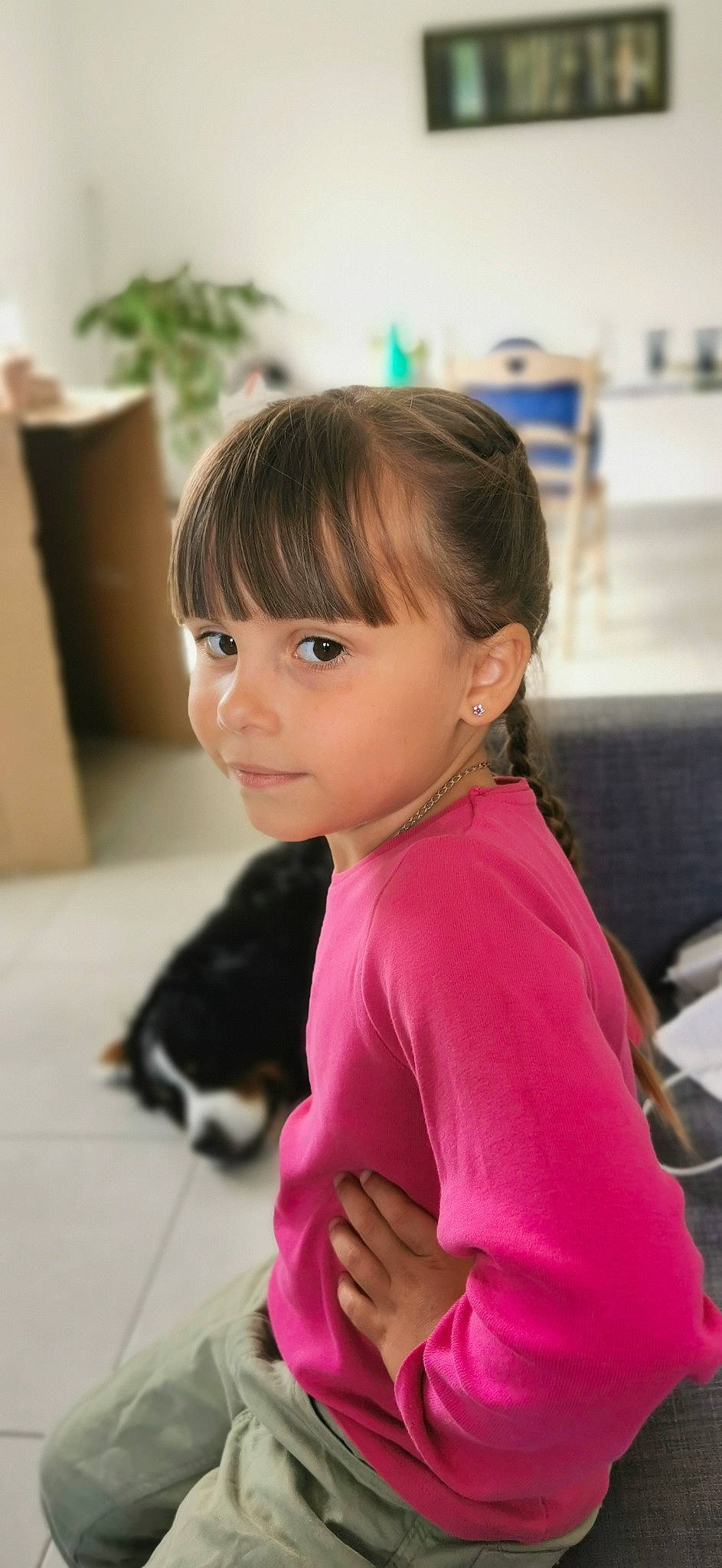 Kenzy participe au concours pour gagner de l'argent avec cette photo : bangs, black_hair, brown_hair, child, eyelash, felidae, flooring, fun, happy, hime_cut, houseplant, iris, long_hair, neck, person, plant, room, sleeve, small_to_medium_sized_cats, smile