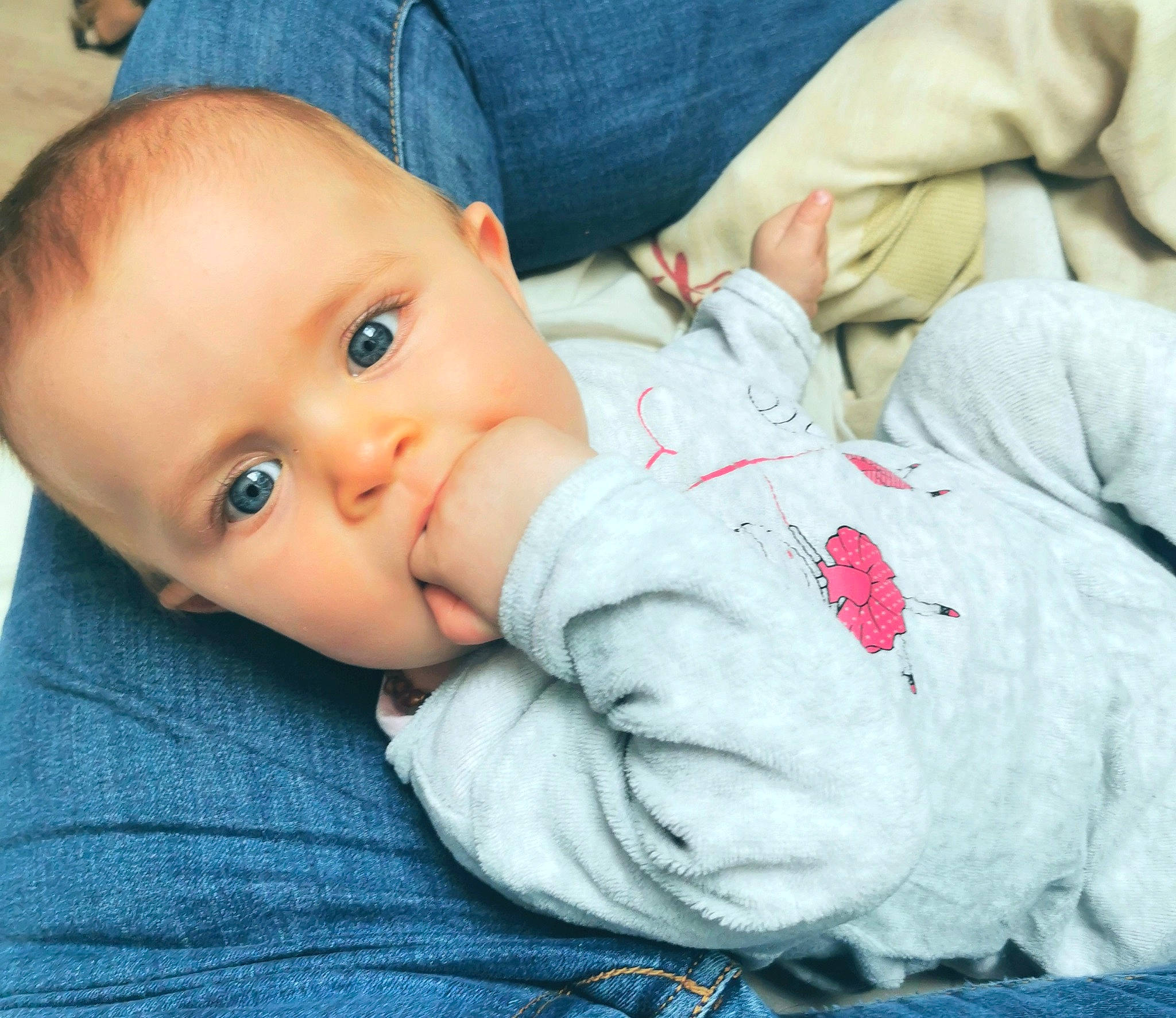 Jeanna a rejoint le concours — aidez-le/la à gagner de superbes lots ! baby, baby_products, baby_toddler_clothing, blue, cheek, child, clothing, comfort, electric_blue, hat, iris, lip, mammal, nose, organ, person, product, sitting, skin, sleeve