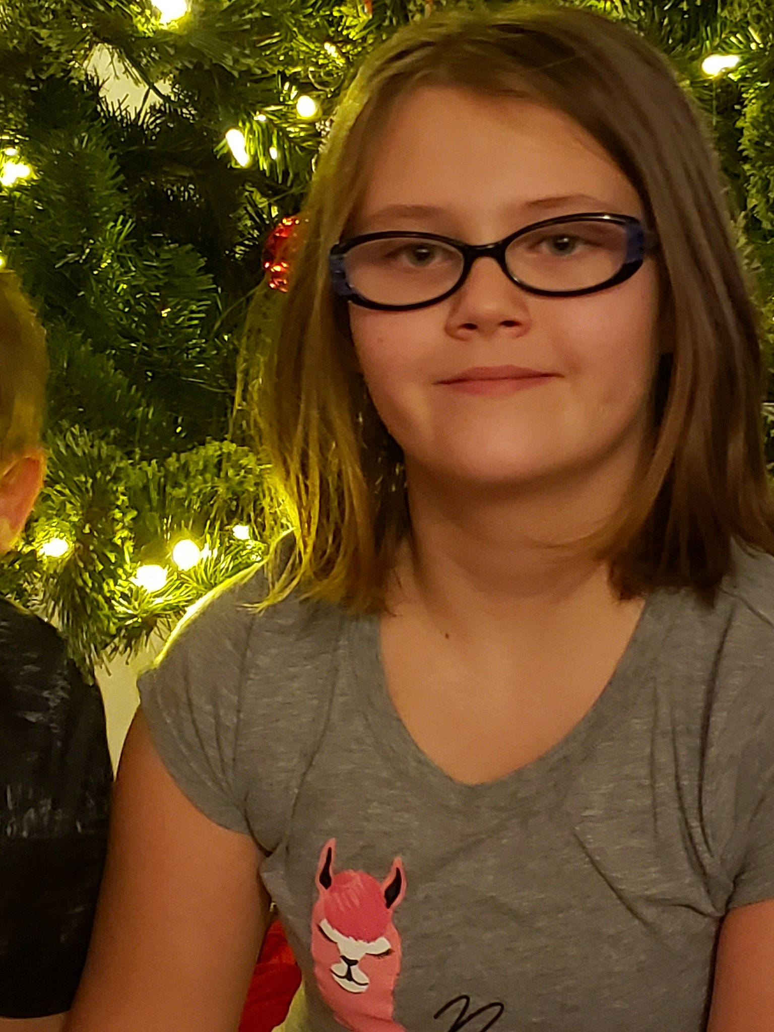 Lilia is registered to the contest to win money with this photo: blond, brown_hair, ear, eyewear, facial_expression, fawn, glasses, hair, hairstyle, long_hair, person, smile, tree, vision_care