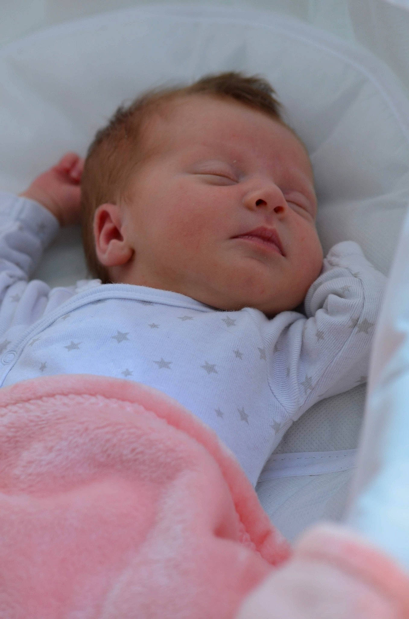 Candy a rejoint le concours — aidez-le/la à gagner de superbes lots ! baby_products, bed, bedtime, cheek, child, childbirth, girl, hand, headwear, infant, infant_bed, lip, mouth, nap, nose, person, pink, product, skin, sleep