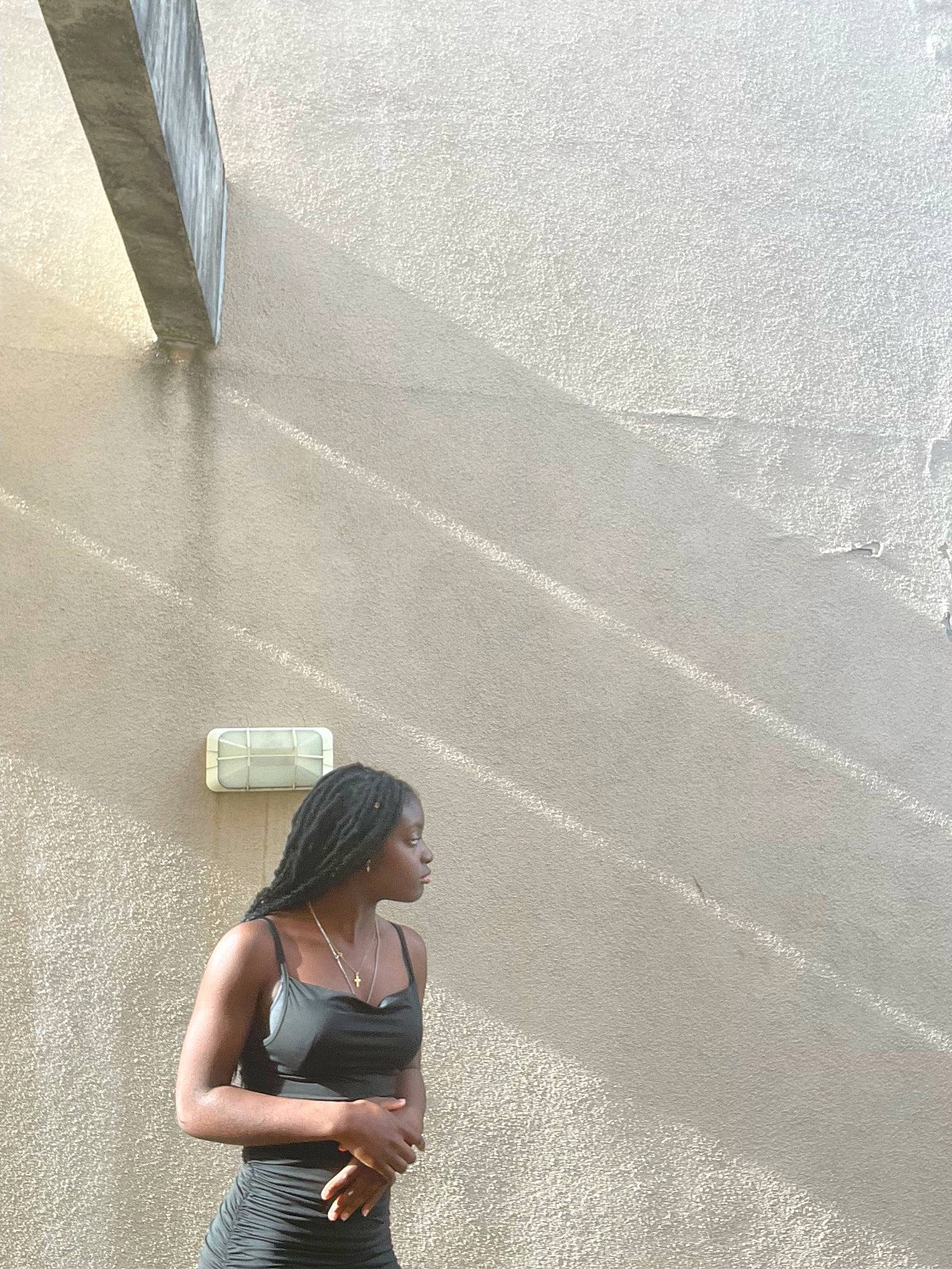 Marlina participe au concours pour gagner de l'argent avec cette photo : asphalt, concrete, curb, fashion_accessory, floor, flooring, grey, human_leg, leisure, pattern, pedestrian, person, road, road_surface, roof, shadow, sidewalk, sitting, street, tints_and_shades