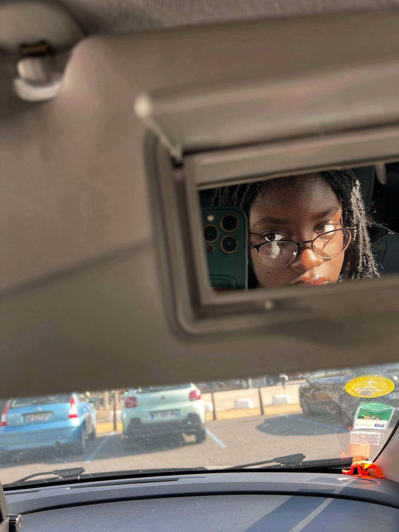 Marlina a rejoint le concours — aidez-le/la à gagner de superbes lots ! auto_part, automotive_design, automotive_exterior, automotive_lighting, automotive_mirror, automotive_window_part, car, family_car, glass, hood, mode_of_transport, motor_vehicle, person, personal_luxury_car, rear_view_mirror, road, steering_wheel, vehicle, vehicle_door, windscreen_wiper