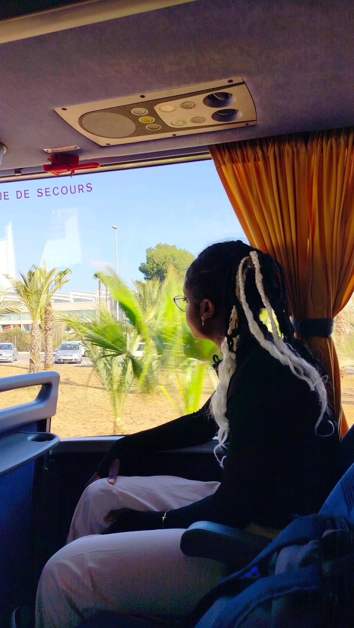 Marlina a rejoint le concours — aidez-le/la à gagner de superbes lots ! air_travel, automotive_design, automotive_exterior, comfort, curtain, event, interior_design, leisure, mode_of_transport, person, plant, room, shade, sky, sunglasses, tints_and_shades, travel, tree, vehicle, vehicle_door