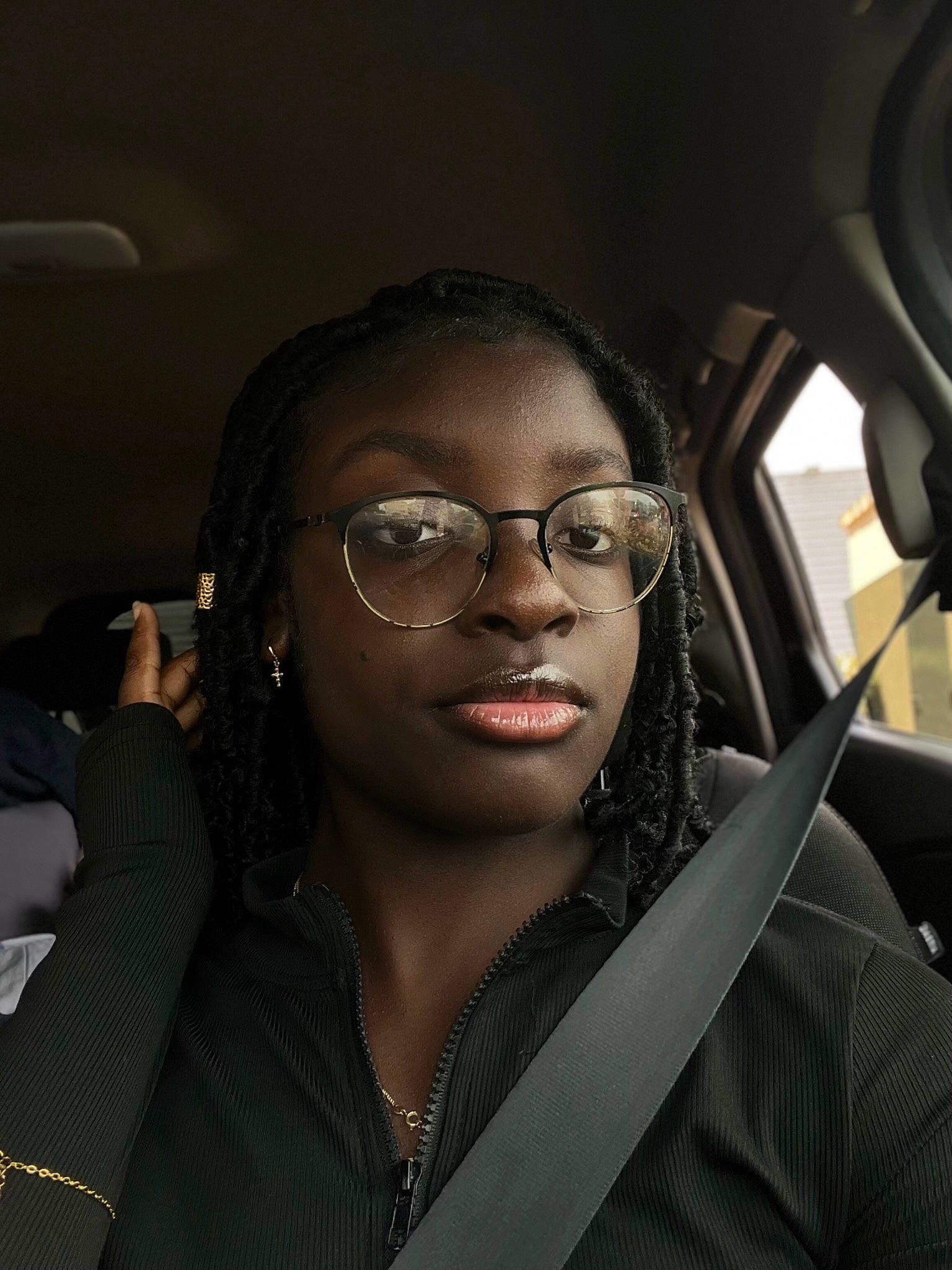 Marlina participe au concours pour gagner de l'argent avec cette photo : audio_equipment, automotive_design, automotive_lighting, black_hair, car, darkness, event, eyebrow, eyewear, family_car, fashion_design, flash_photography, glasses, head_restraint, lip, long_hair, motor_vehicle, person, personal_luxury_car, vehicle_door
