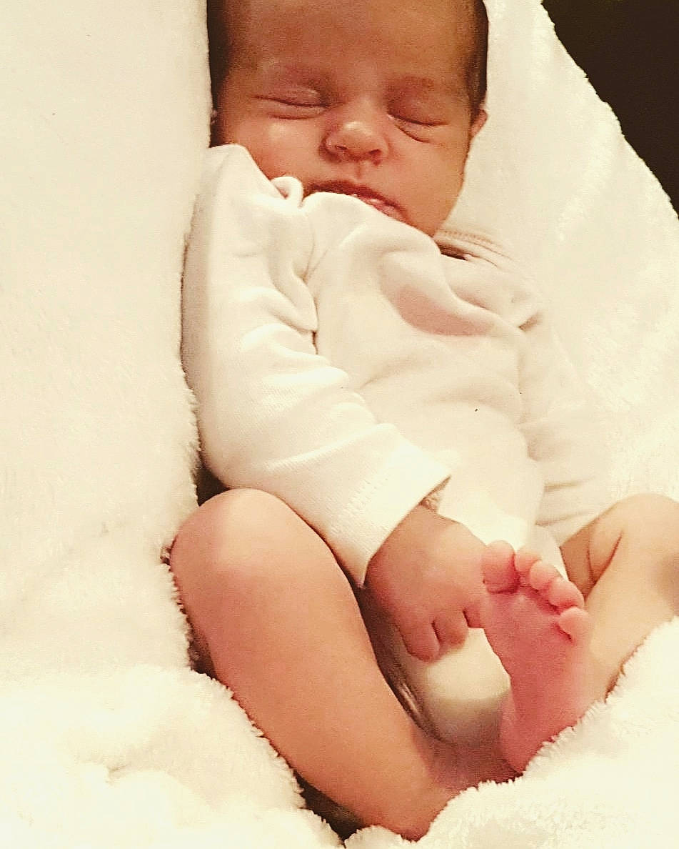 Azzura participe au concours pour gagner de l'argent avec cette photo : baby, baby_sleeping, birth, cheek, child, comfort, finger, gesture, hand, leg, mouth, nose, person, pink, skin, sleep, toddler