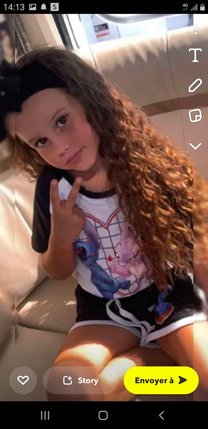 Celia a rejoint le concours — aidez-le/la à gagner de superbes lots ! abdomen, black_hair, brown_hair, eyelash, fun, hair, hairstyle, headwear, human_leg, knee, lip, long_hair, mouth, neck, person, shorts, shoulder, skin, sleeve, thigh