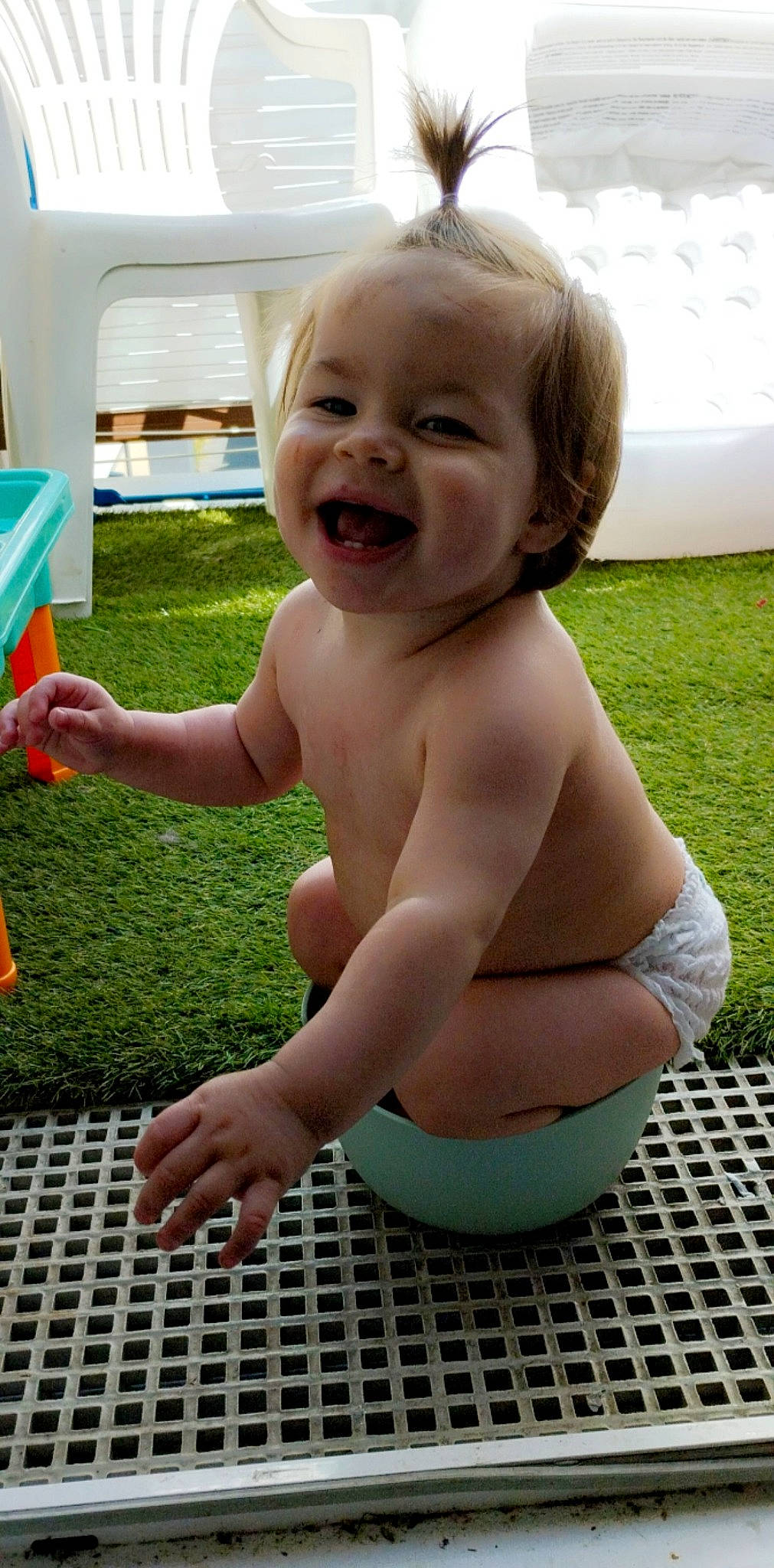 Thya participe au concours pour gagner de l'argent avec cette photo : baby, barefoot, chest, child, finger, flooring, foot, fun, grass, happy, human_leg, leisure, person, play, recreation, sitting, smile, thigh, thumb, toddler