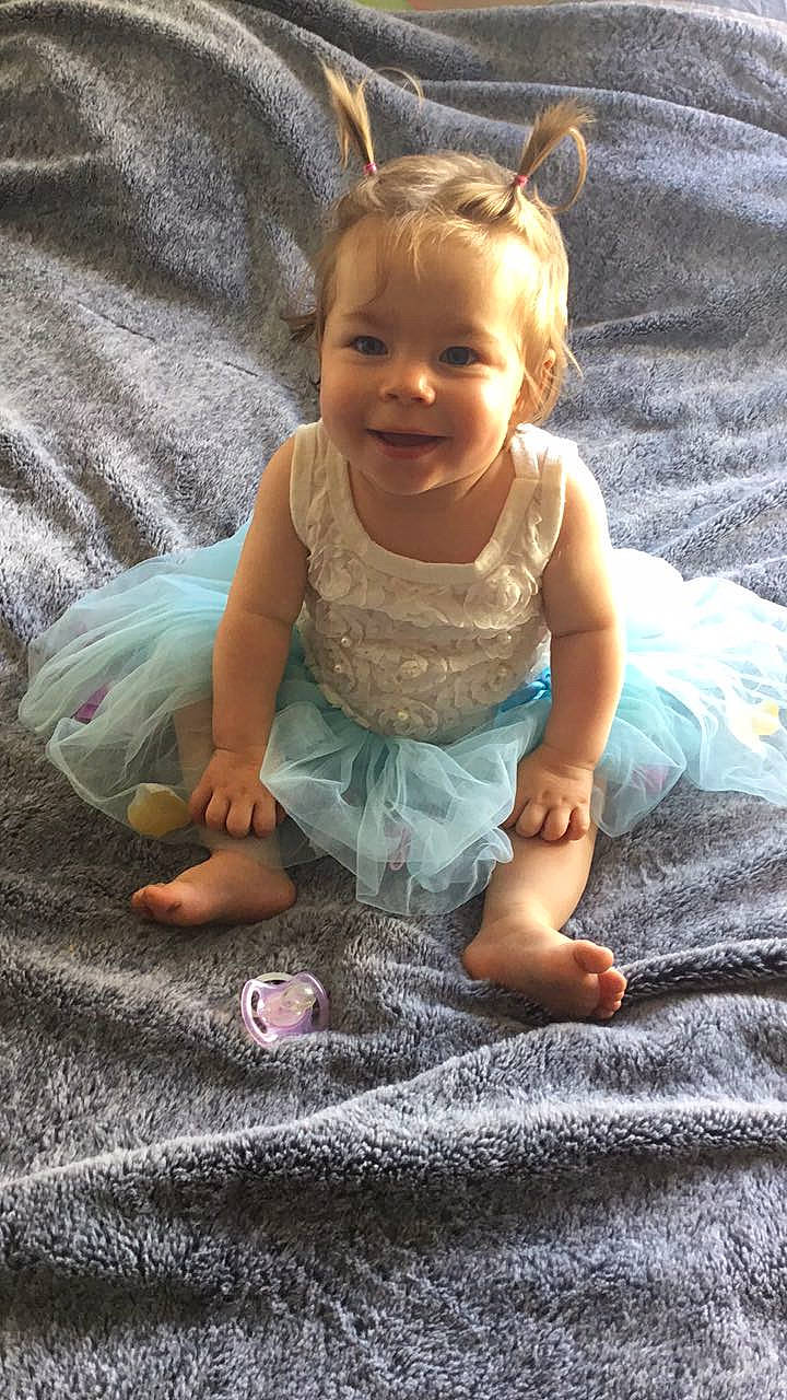 Thya a rejoint le concours — aidez-le/la à gagner de superbes lots ! baby_toddler_clothing, cheek, dress, eye, face, finger, hair, hand, happy, head, human_body, iris, joy, leg, mammal, person, pink, product, skin, sleeve