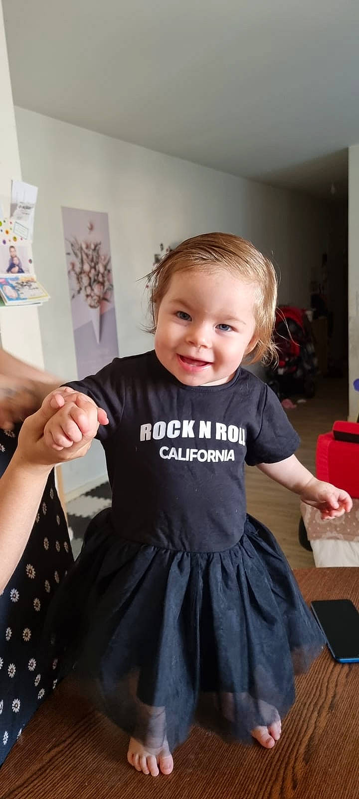 Thya a rejoint le concours — aidez-le/la à gagner de superbes lots ! baby, baby_toddler_clothing, box, child, day_dress, event, finger, formal_wear, fun, gesture, hair, happy, joint, joy, neck, pattern, person, sleeve, smile, t_shirt