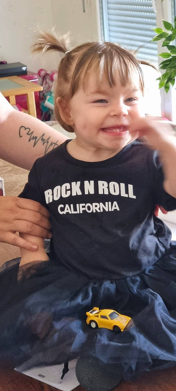 Thya a rejoint le concours — aidez-le/la à gagner de superbes lots ! cheek, cool, eye, finger, gesture, hair, hairstyle, hand, happy, joy, neck, organ, person, photograph, skin, sleeve, smile, snapshot, t_shirt, thumb