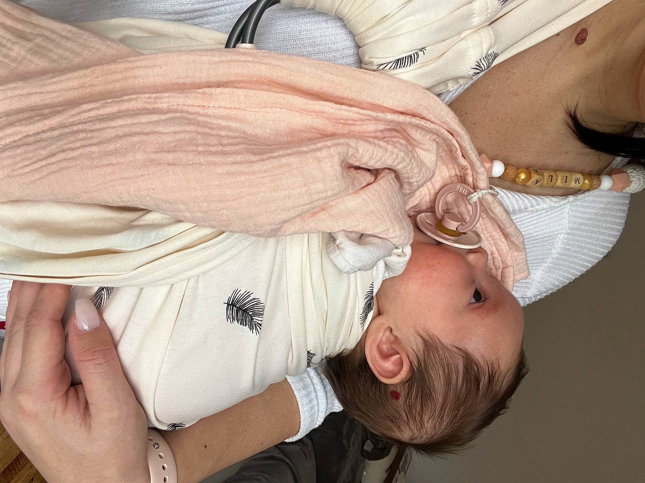 Mila participe au concours pour gagner de l'argent avec cette photo : abdomen, blond, chest, comfort, elbow, eyelash, eyewear, fashion_accessory, finger, gesture, hand, happy, jewellery, joint, nail, neck, person, shoulder, sleeve, sunglasses